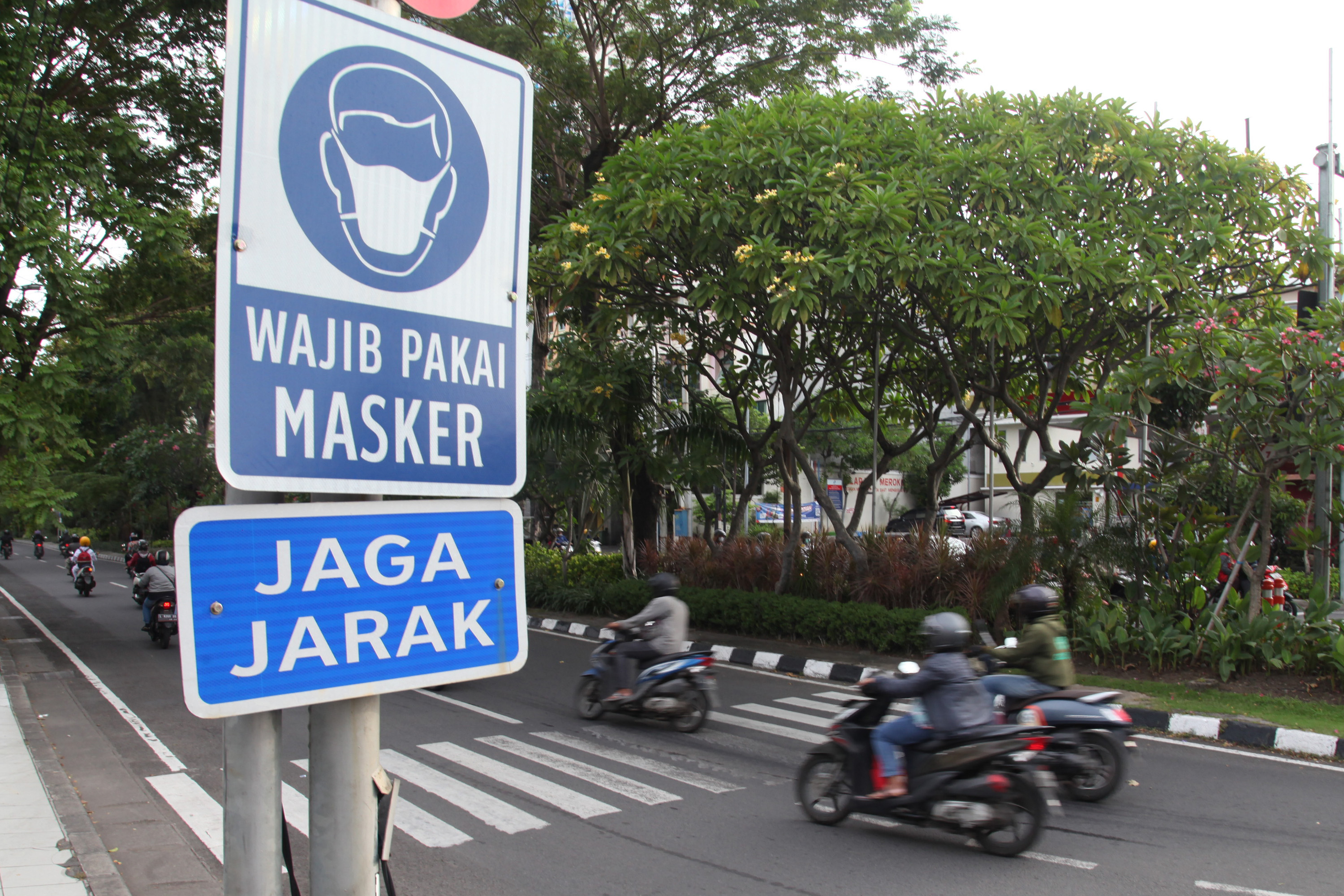 Pada saat pandemi Covid-19, Pemkot Surabaya menyosialisasikan protocol Kesehatan lewat berbagai media, termasuk rambu jalan.