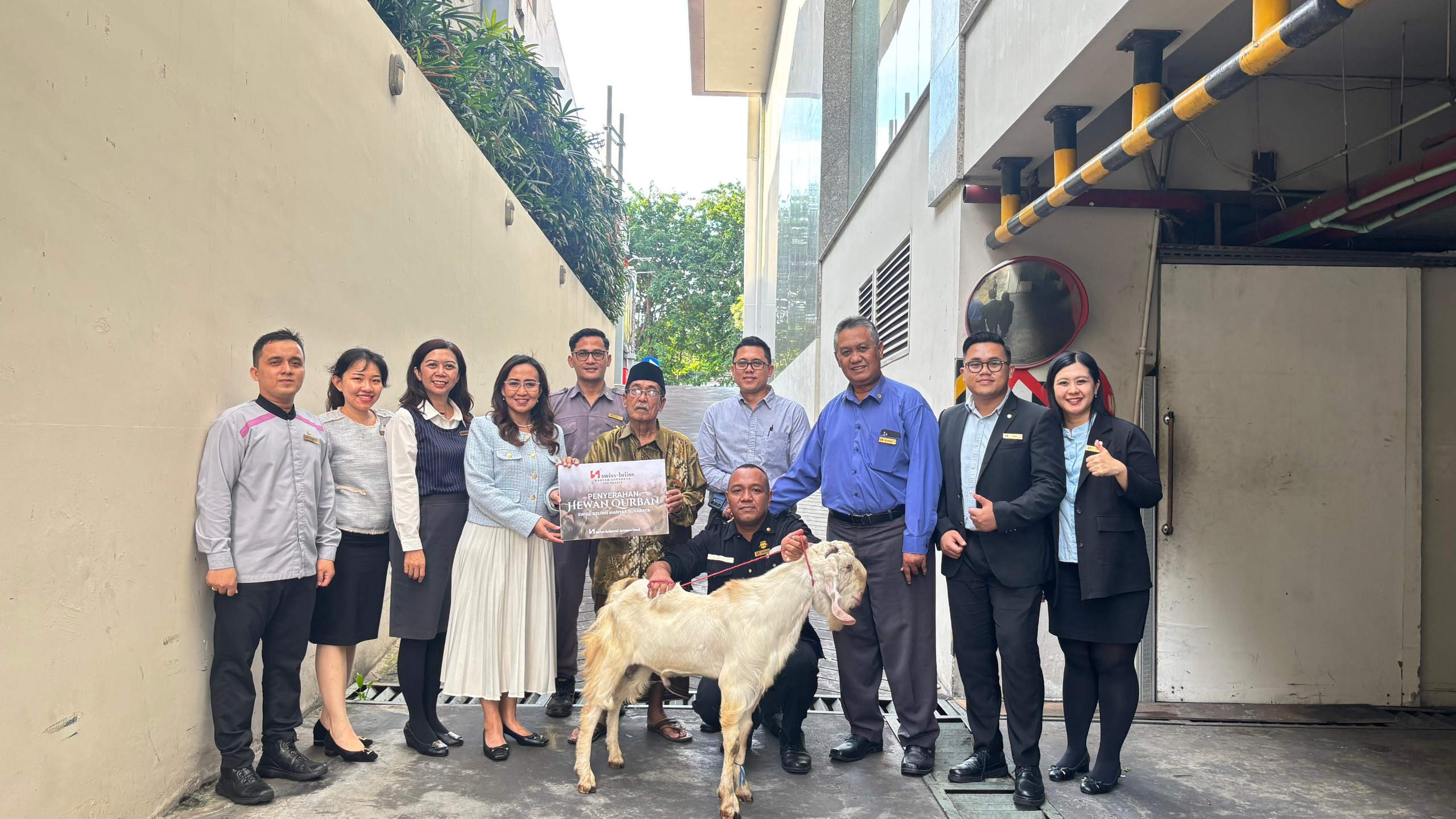 PEDULI: Swiss-Belinn Manyar Surabaya menyerahkan satu ekor kambing kurban kepada Masjid Al Anwar, Surabaya. (IST)