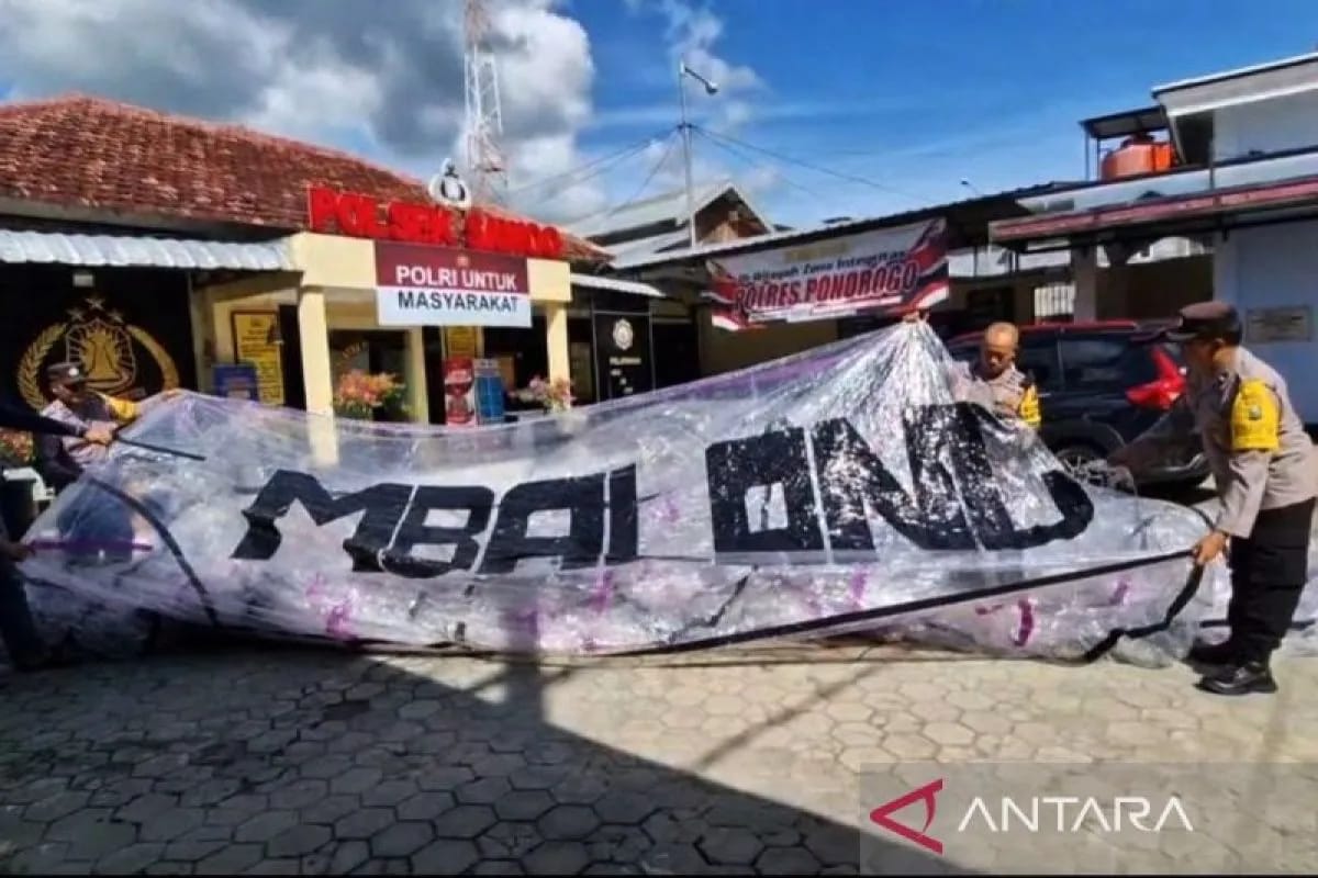 DIAMANKAN : Balon udara ini diamankan Polsek Ponorogo usai jatuh di pekarangan rumah warga. Balon tersebut juga membawa petasan. (ANTARA/RADAR SURABAYA)