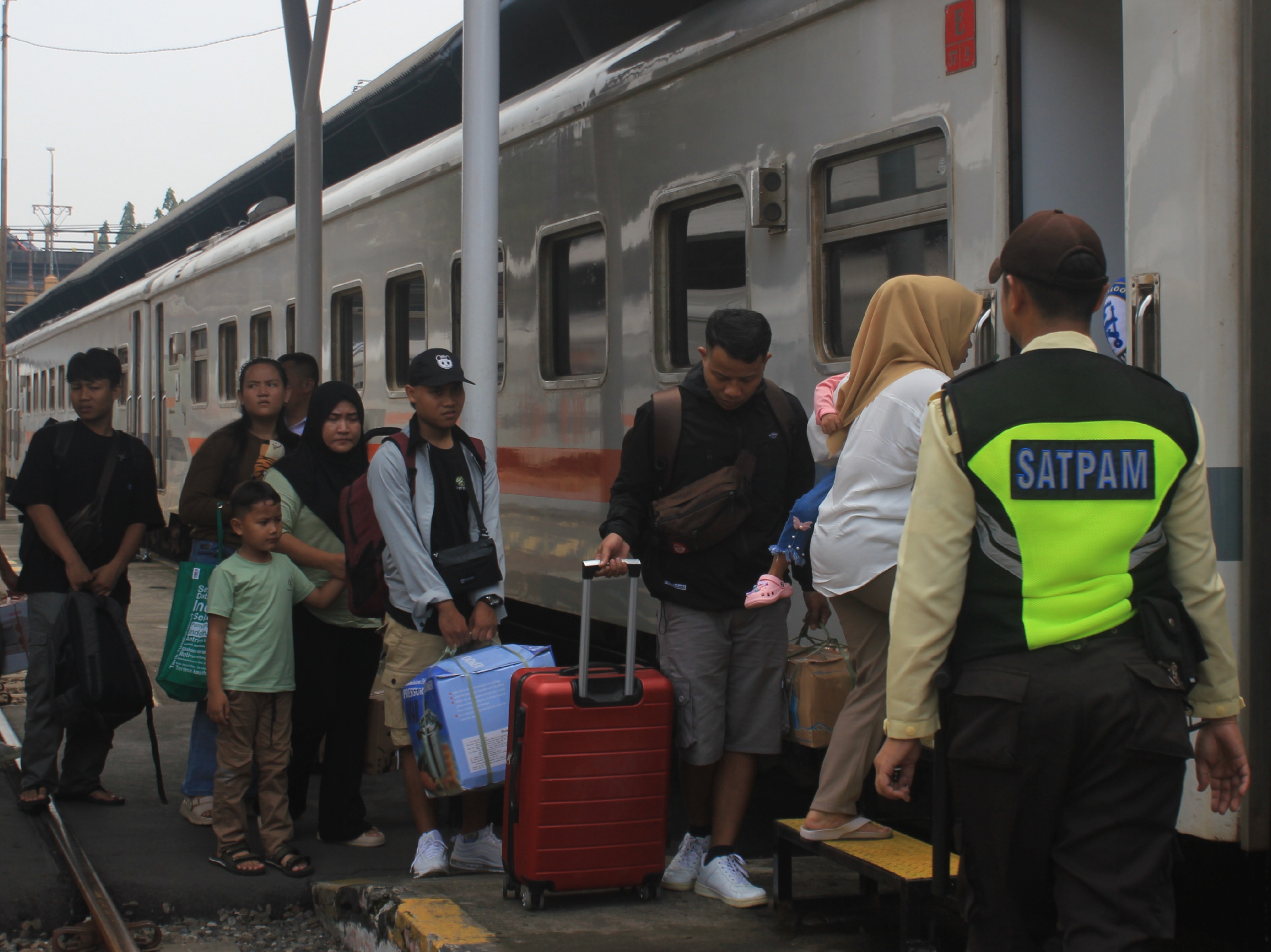 PADAT: Penumpang kereta api saat memadati Stasiun Surabaya Gubeng hendak menuju ke daerah asal setelah libur panjang Idul Adha 2025.