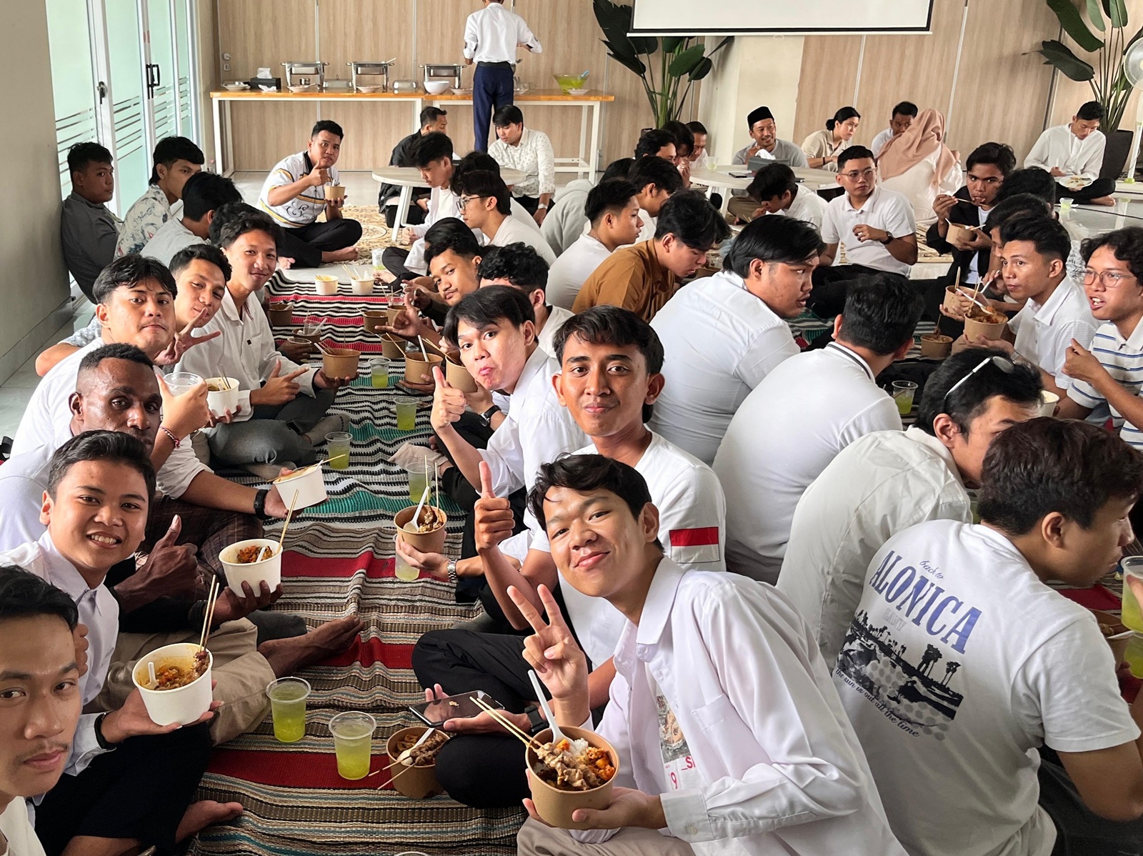 TOLERANSI: Para mahasiswa dari berbagai agama, suku dan budaya di Indonesia berkumpul di Asmara Mahasiswa Nusantara Surabaya untuk menikmati daging kurban sebagai wujud persatuan.