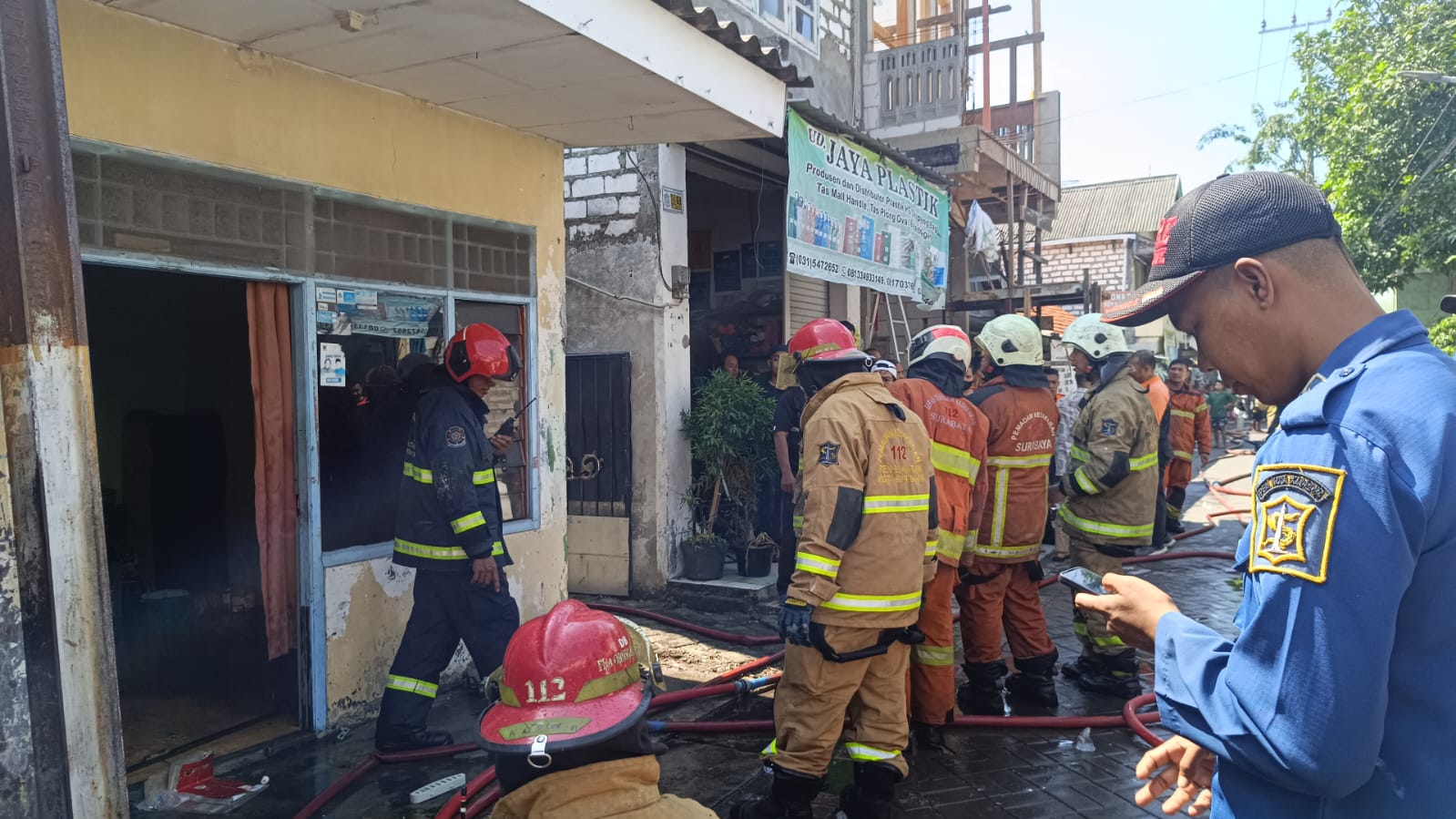 HANGUS : Kondisi kamar kos di Jalan Lamongan Gundih Bubutan Surabaya hangus terbakar, Minggu (8/6). (IST/RADAR SURABAYA)