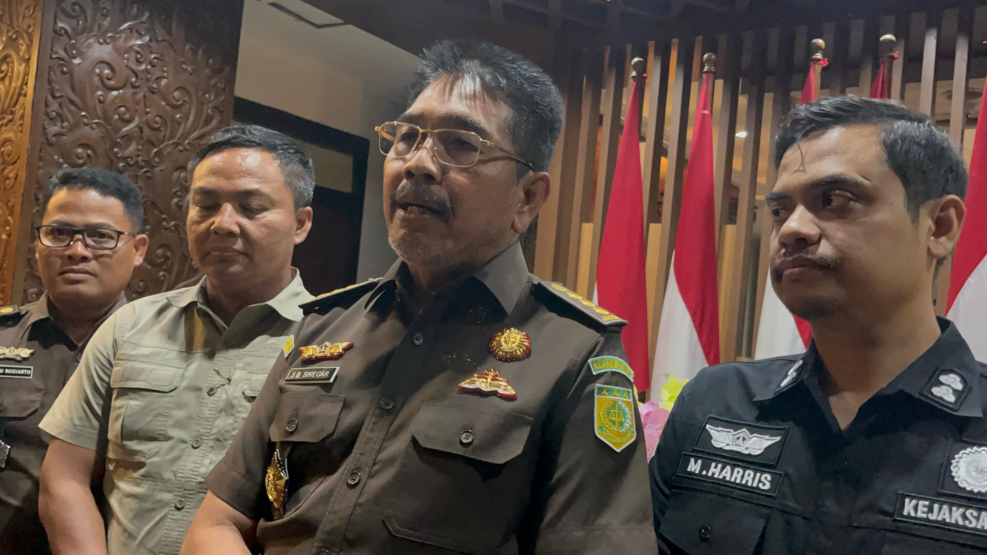 PENYIDIKAN : Asisten Pidana Khusus Kejati Jatim Saiful Bahri Siregar saat memberi keterangan terkait kasus dugaan gratifikasi Eks Kabid Jalan dan Jembatan DPUBMP Surabaya. (IST/RADAR SURABAYA)