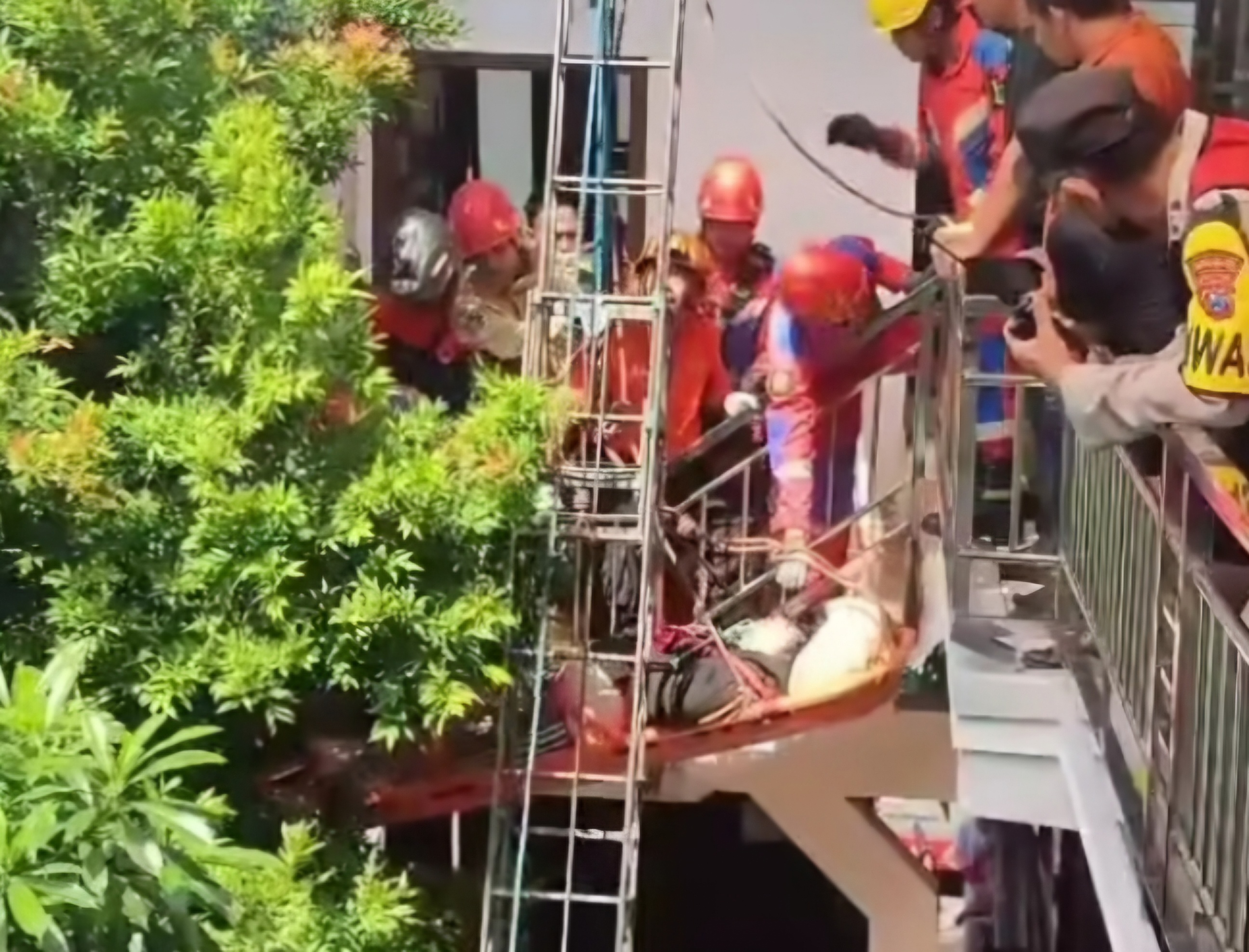 SELAMAT : Petugas saat mengevakuasi korban keracunan asap arang dari lantai II kamar mandi kos di Jalan Penjaringan Timur, Rungkut, Surabaya. (IST/RADAR SURABAYA)