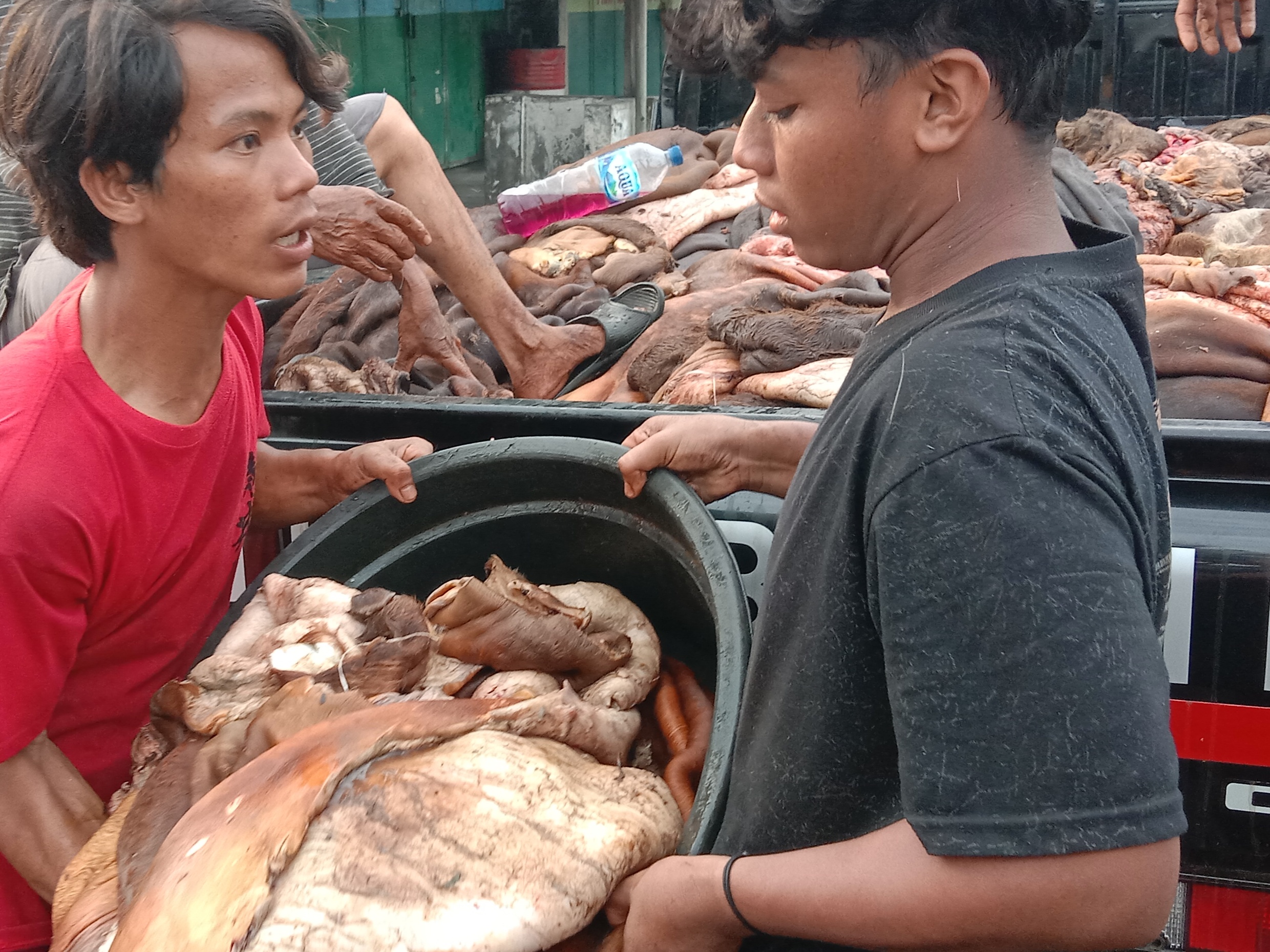 LAKU: Pengepul kulit hewan kurban, kambing maupun sapi di Kali Rungkut Surabaya banyak menerima penjualan setelah pemotongan hewan.&nbsp;