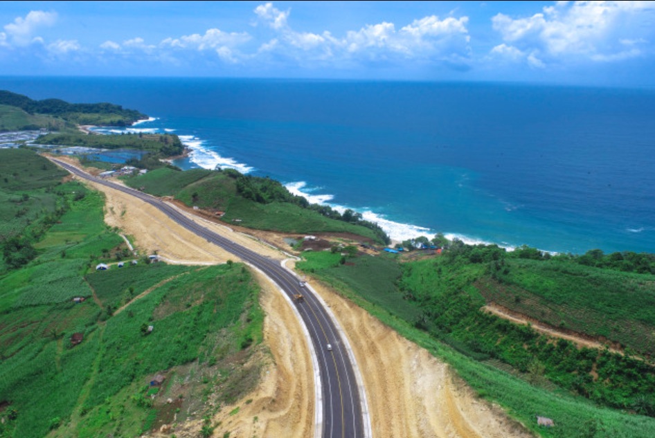 Terdapat 1.671,57 km jalan provinsi yang menghubungkan kabupaten/kota di&nbsp;Provinsi Jawa Timur.