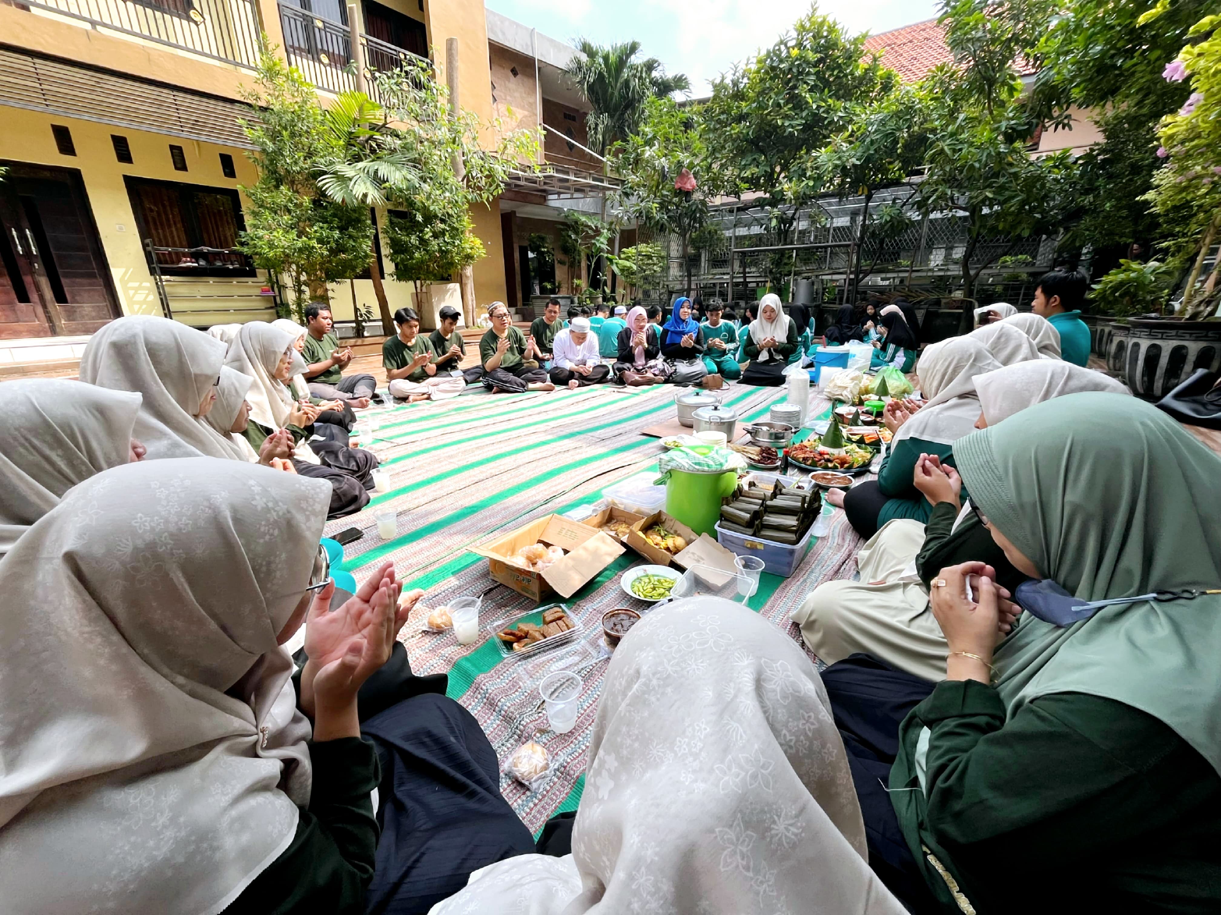 GUYUB: Anggota DPD RI asal Jawa Timur, Lia Istifhama bersama para guru dan orang tua saat prosesi penyembelihan hewan kurban di lingkungan Keluarga Besar Khadijah Surabaya.