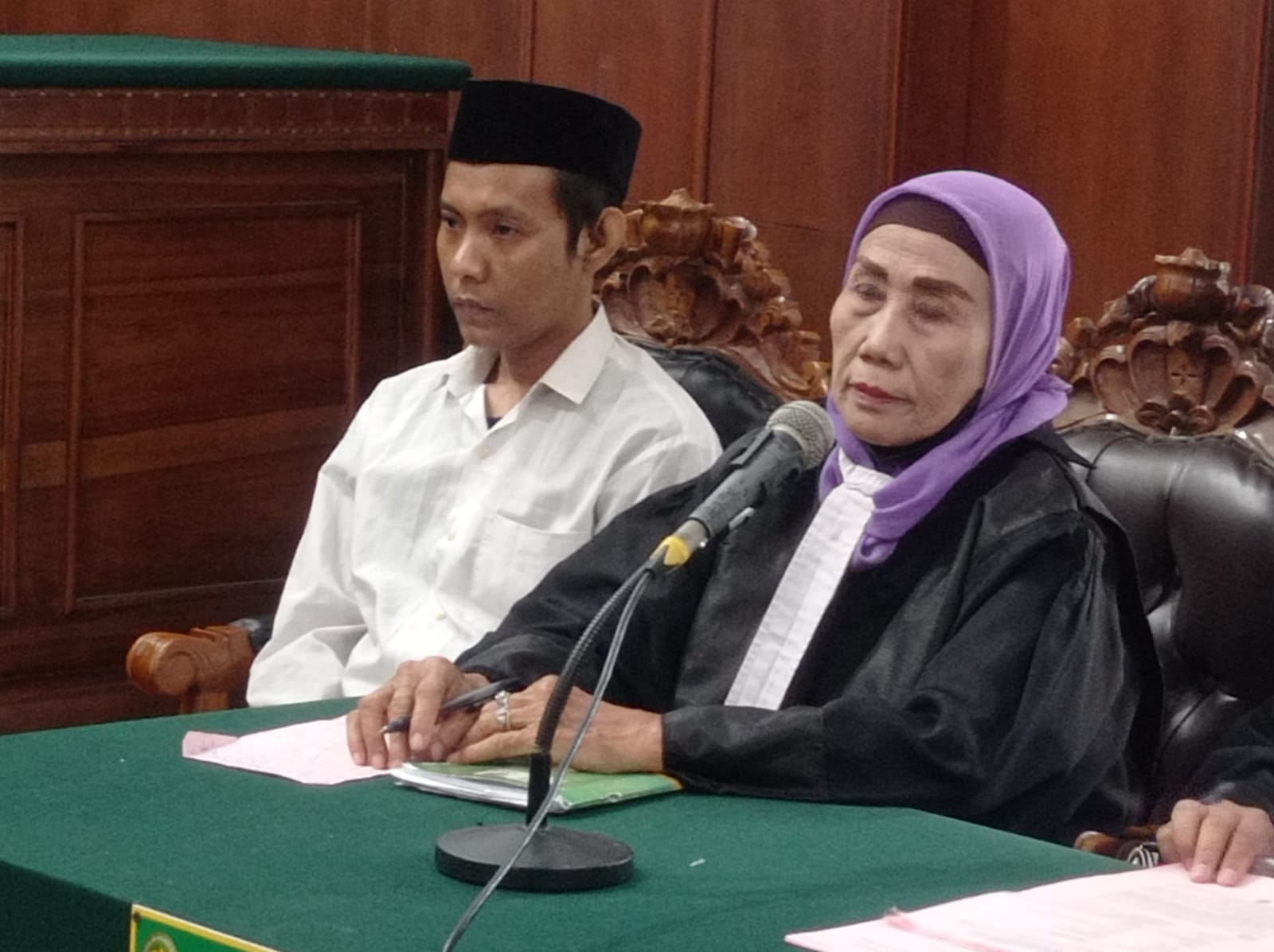 FOKUS : Terdakwa pengedar SS Chusainy (kiri) saat menjalani sidang dakwaan di PN Surabaya. (SURYANTO/RADAR SURABAYA)