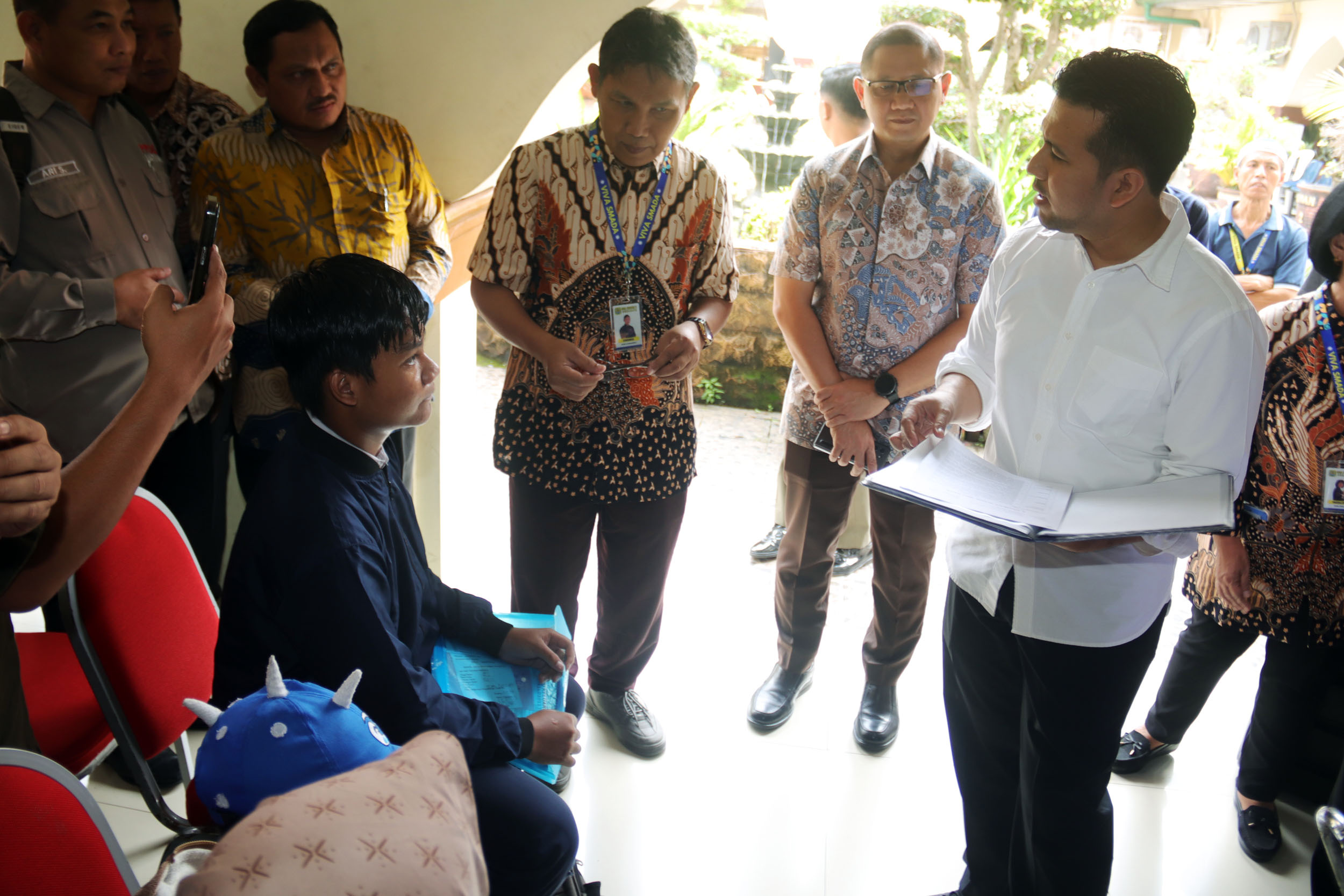 PANTAU LANGSUNG: Plt Gubernur Jawa Timur Emil Elestianto Dardak didampingi Kadindik Jatim Aries Agung Paewai meninjau pelaksanaan pengambilan PIN SPMB di SMAN 2 Surabaya, Senin (9/6)..