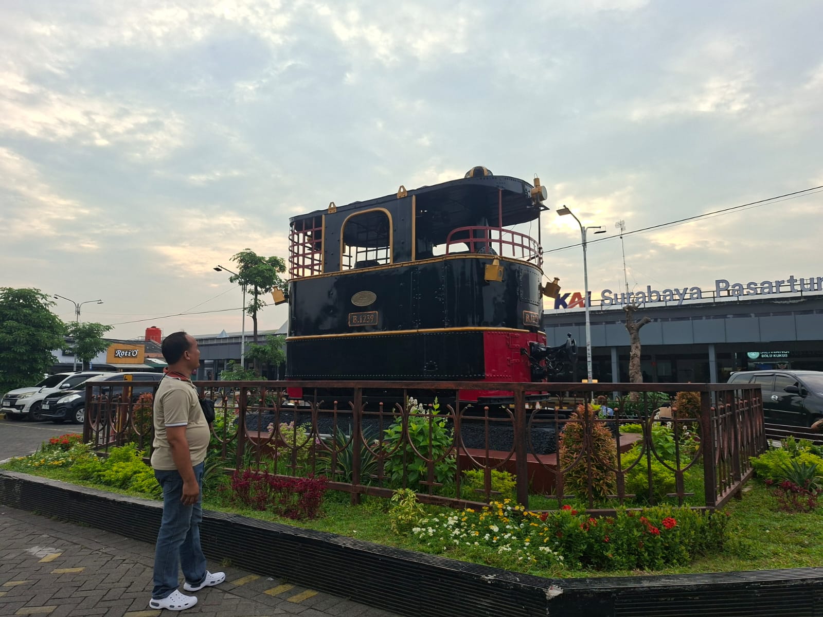 Monumen lokomotif B1239 di depan Stasiun Pasar Turi, Surabaya menjadi saksi kejayaan kereta api tempo dulu.