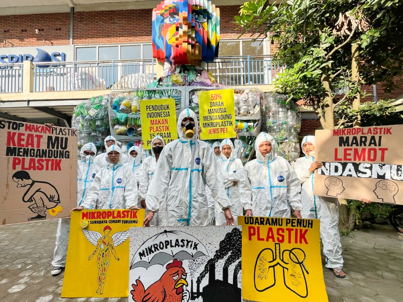 PRIHATIN: Aktivis lingkungan dari Ecoton memprotes mikroplastik di udara Jatim. Meminta pemerintah tegas menghukum pembakaran sampah plastik.
