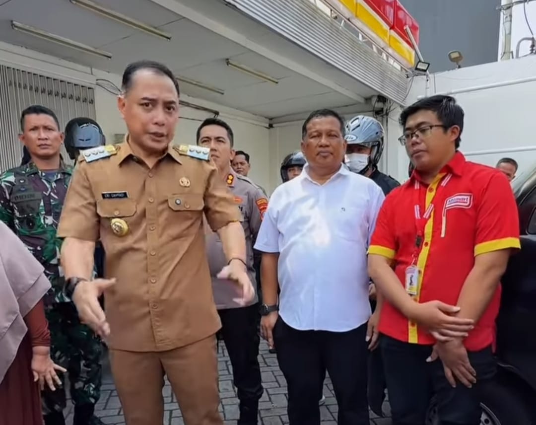 DIALOG: Eri dalam sidaknya yang meminta toko modern di kawasan Mojo itu ditutup karena tidak memiliki jukir resmi.
