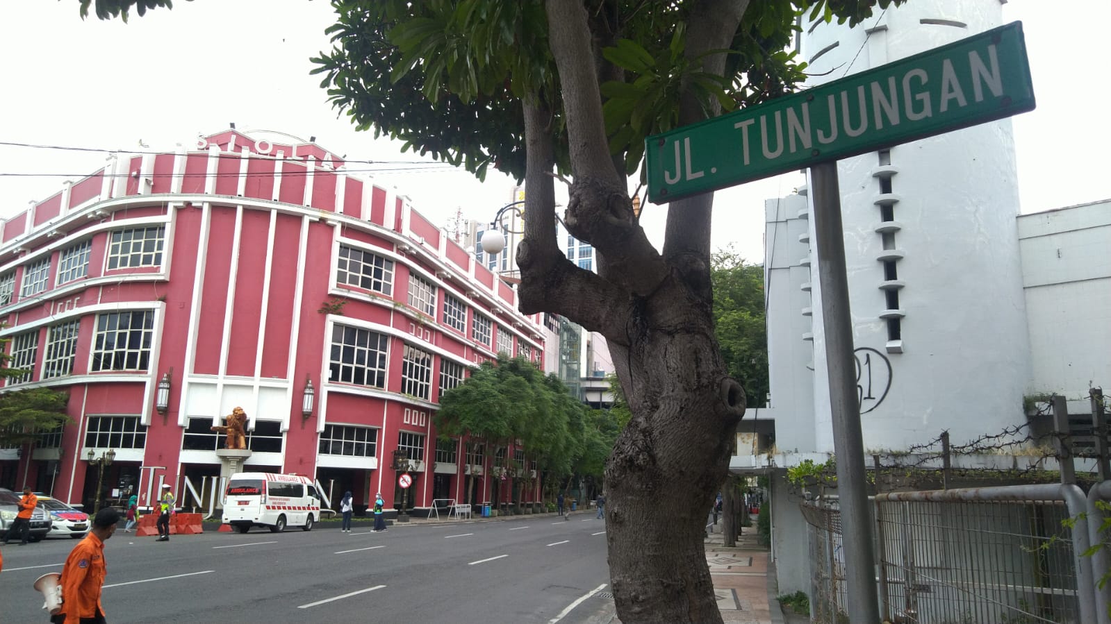 Kawasan Tunjungan dahulu merupaka area berawa yang banyak ditumbuhi tanaman tunjung atau teratai.