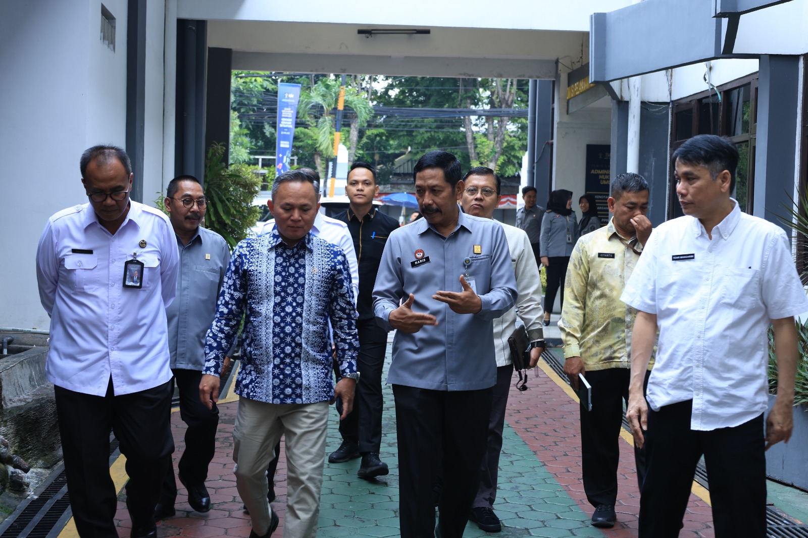 TINJAU : Wamen HAM Mugiyanto (depan dua dari kiri) bersama Kakanwil Kemenkum Jatim, Haris Sukamto (tiga dari kiri) saat meninjau Kemenham Jatim. (IST/RADAR SURABAYA)