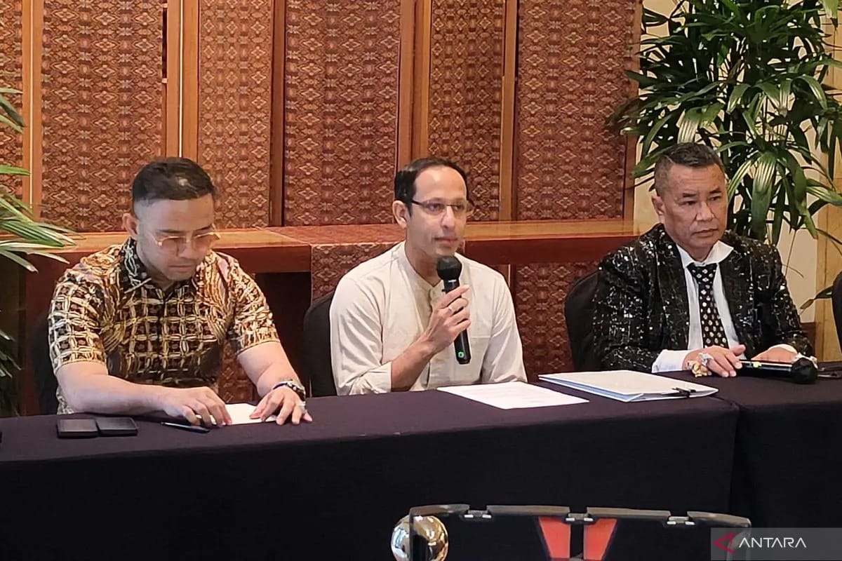 KOOPERATIF: Mantan Mendikbudristek Nadiem Makarim meminta masyarakat lebih bijak dan tidak terburu-buru menarik kesimpulan pada kasus dugaan korupsi Chromebook.(ANTARA/RADAR SURABAYA)