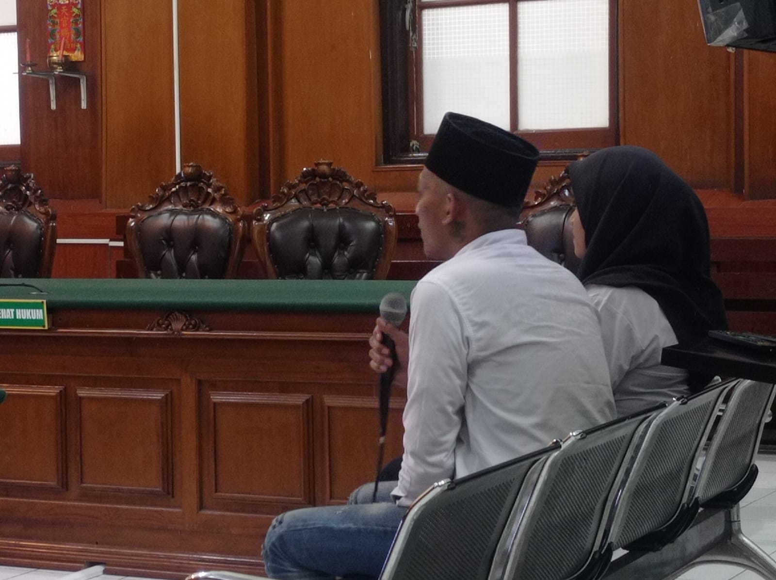 BERDUA : Terdakwa pasutri ini kompak mencuri sepeda motor. Keduanya menjalani sidang di PN Surabaya. (SURYANTO/RADAR SURABAYA)