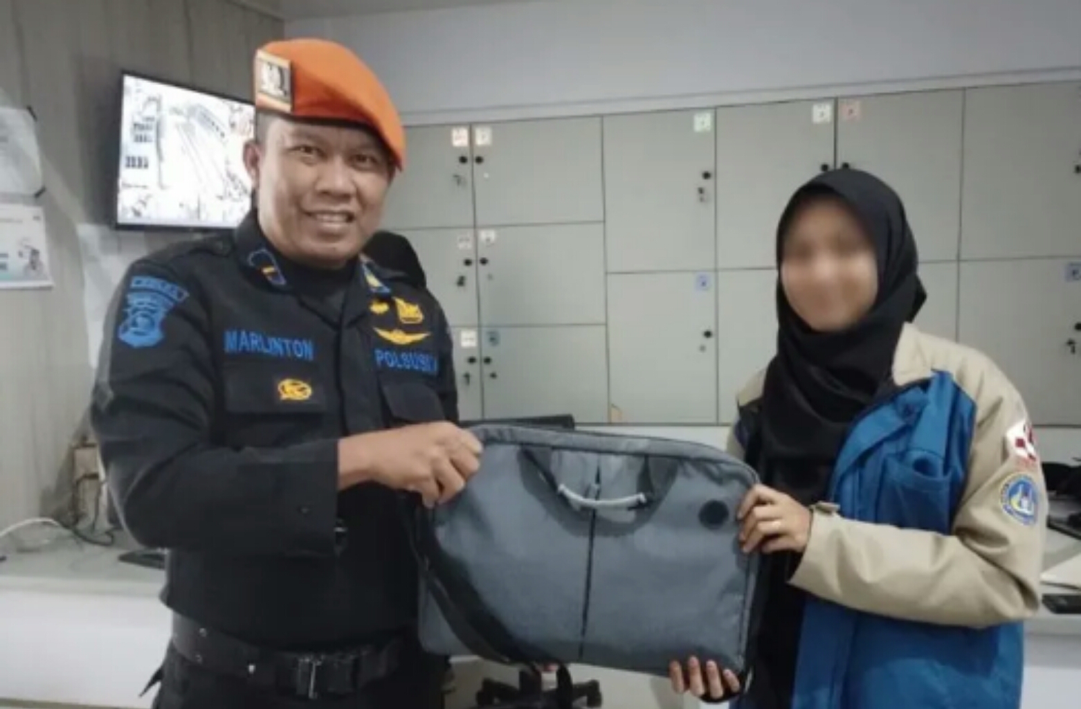 Pengembalian barang yang tertinggal di kereta api. (KAI)