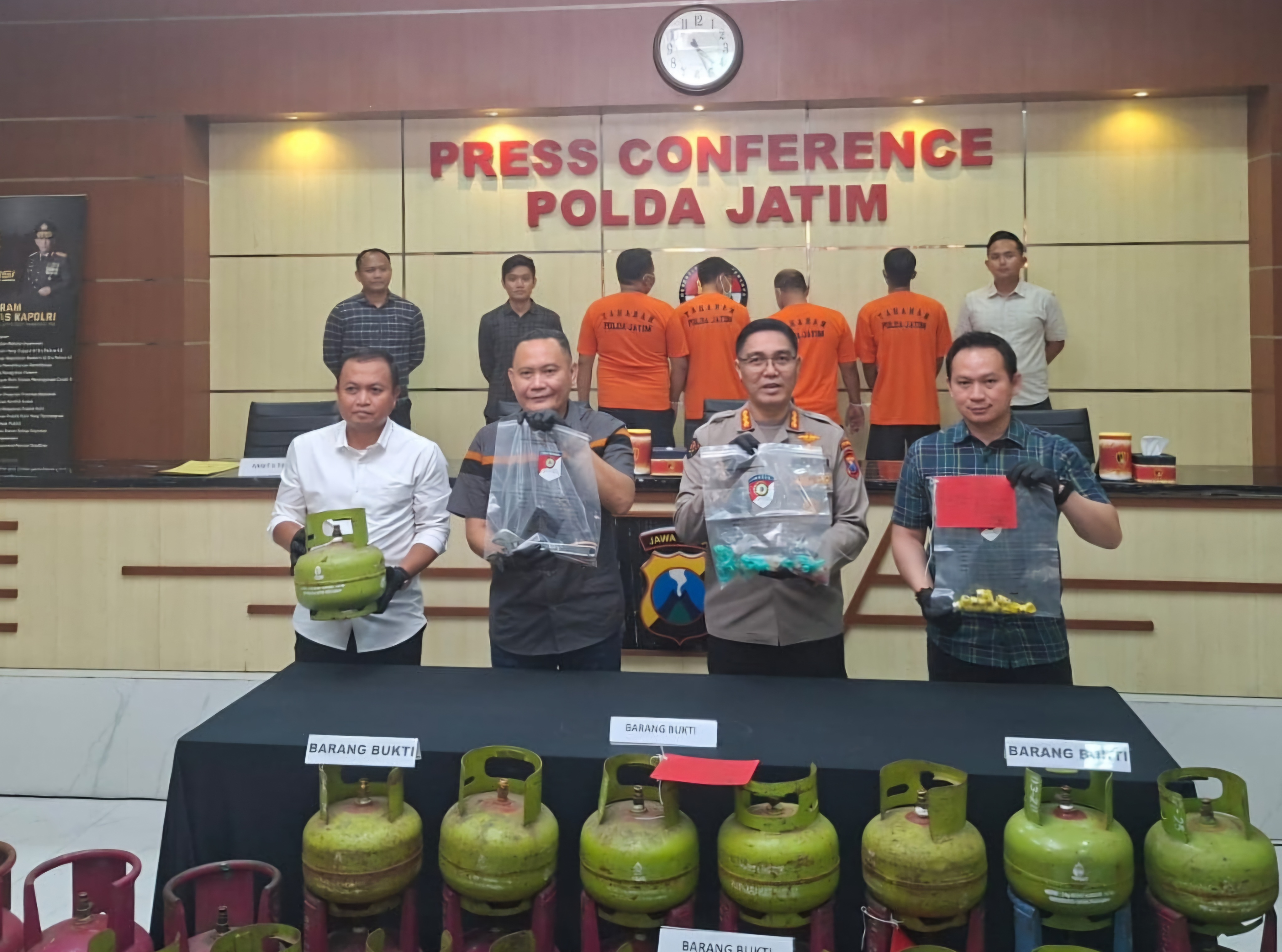 DISITA : Subdit IV Tipidter Ditreskrimsus Polda Jatim mengamankan empat orang tersangka warva Malang pengoplos tabung gas elpiji bersubsidi ke tabung 12 kilogram. (MAHRUS/RADAR SURABAYA)