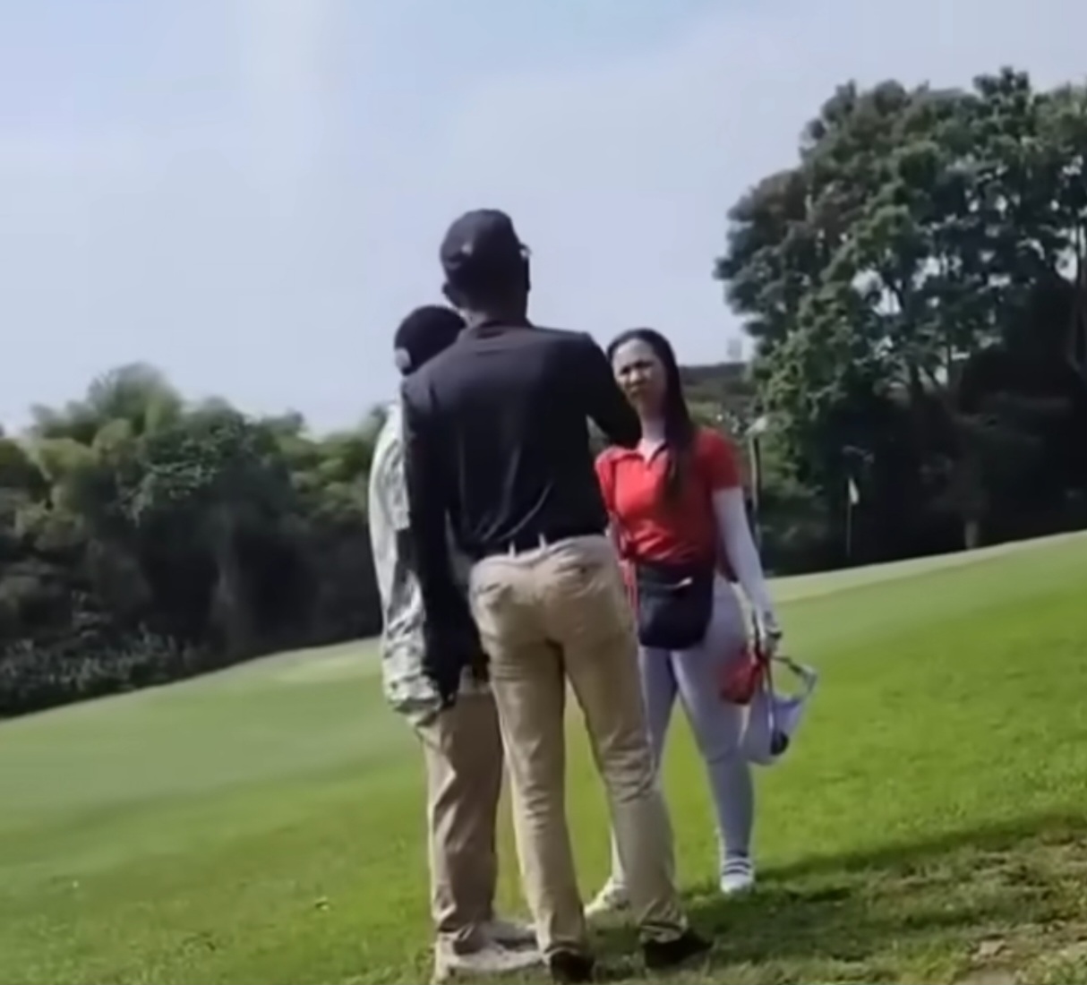 Viral : Caddy cantik dibentak pegolf videonya viral.