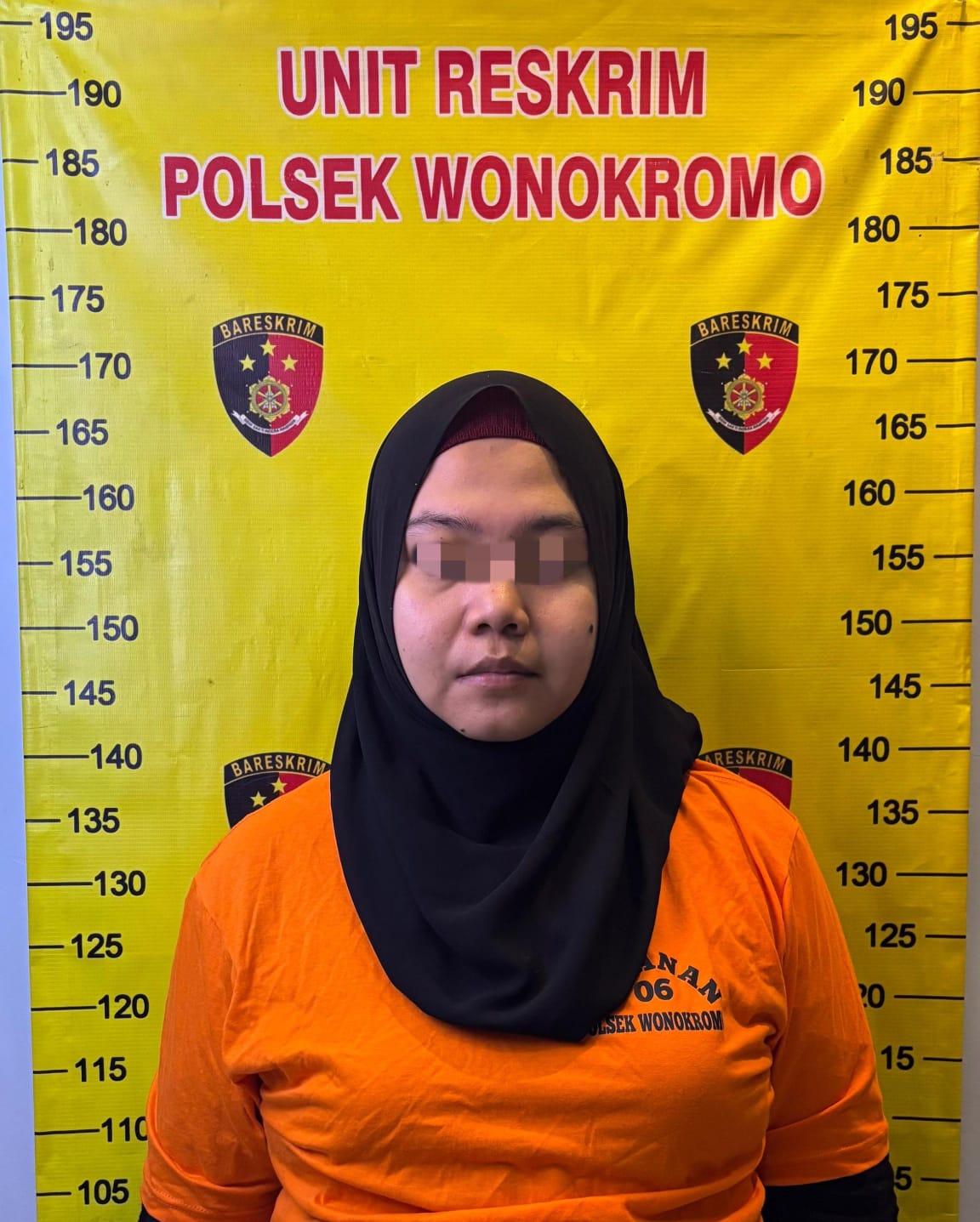 DITAHAN : Tersangka saat diamankan di Mapolsek Wonokromo usai menggelapkan uang milik korban. (IST/RADAR SURABAYA)