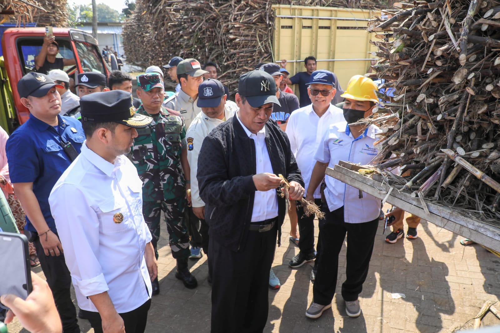 Plt Gubernur Jatim Emil Elestianto Dardak saat menemani Menteri Pertanian Andi Amran Sulaiman dalam kunjungan kerja ke kebun tebu dan Pabrik Gula Djatiroto Kabupaten Lumajang, Selasa (10/6).