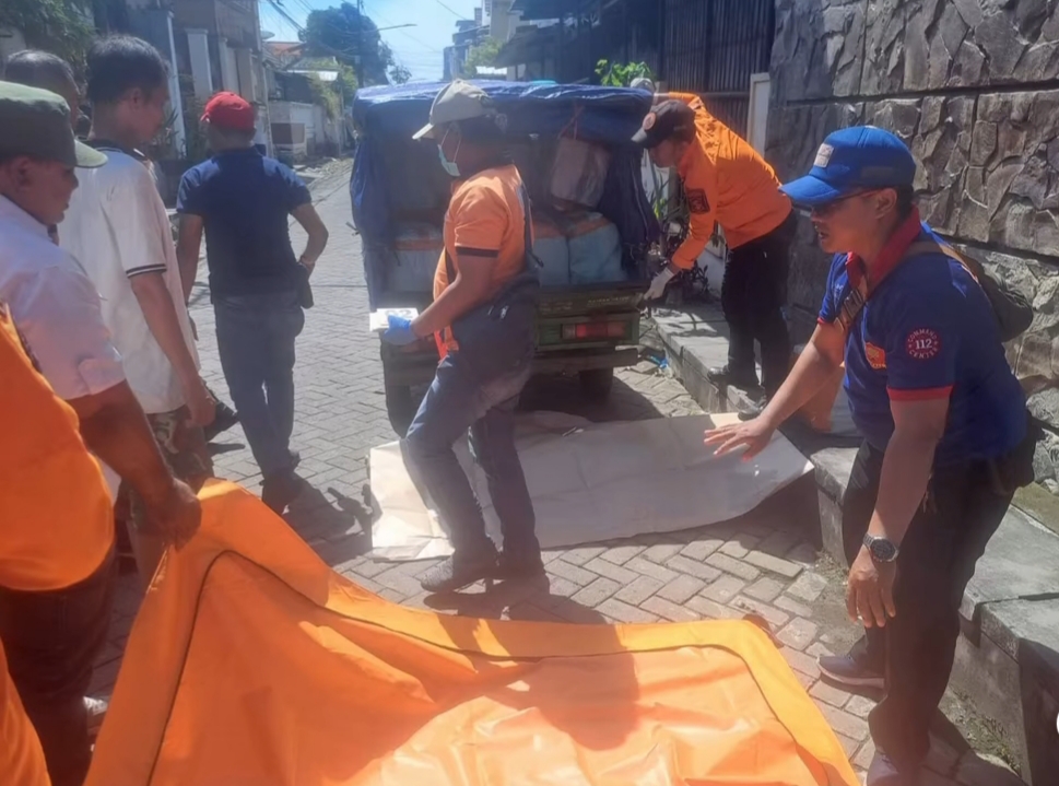 EVAKUASI : Petugas saat mengevakuasi jenazah kakek yang ditemukan meninggal dunia di Jalan Lebak Permai, Surabaya, saat hendak mengangkut barang. (IST/RADAR SURABAYA)