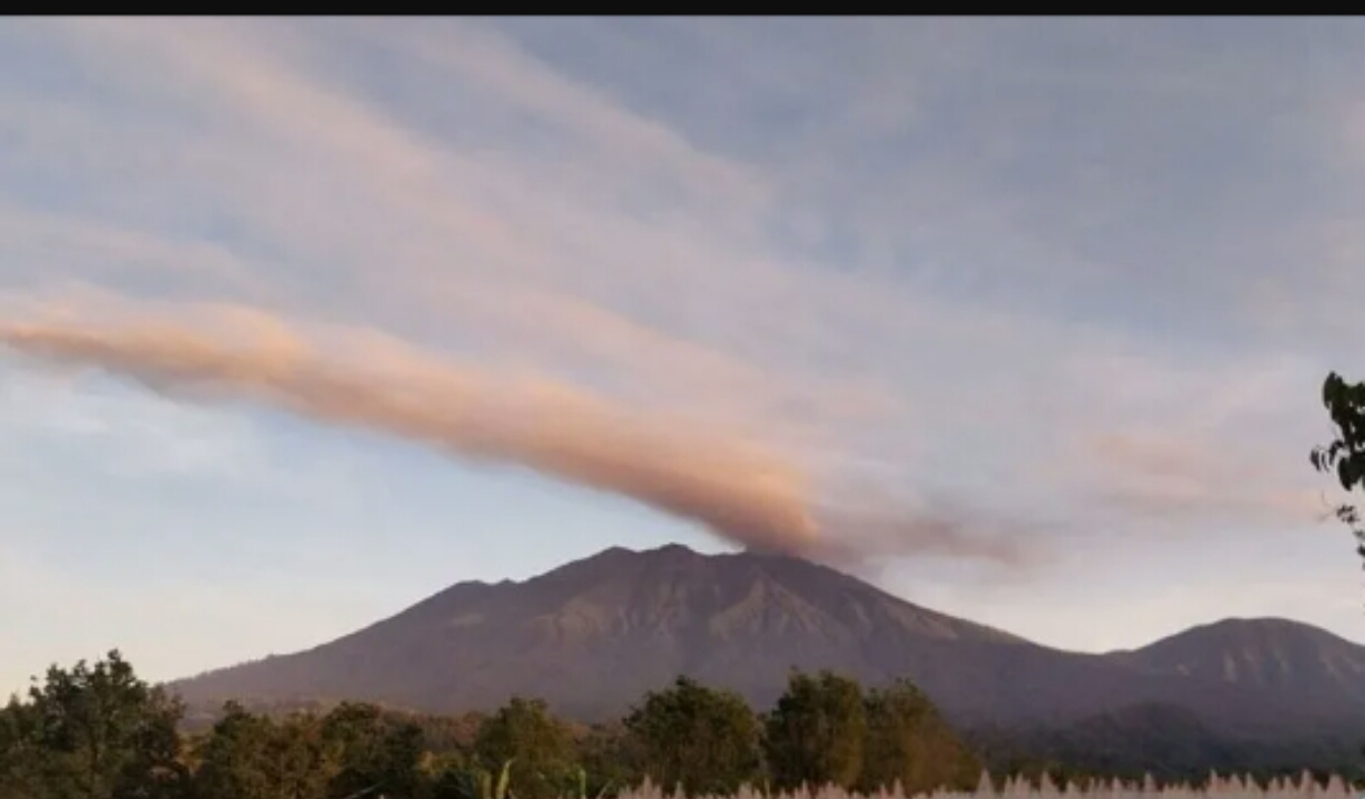 Gunung Raung di perbatasan Jember dan Bondowoso erupsi lagi. (IST)