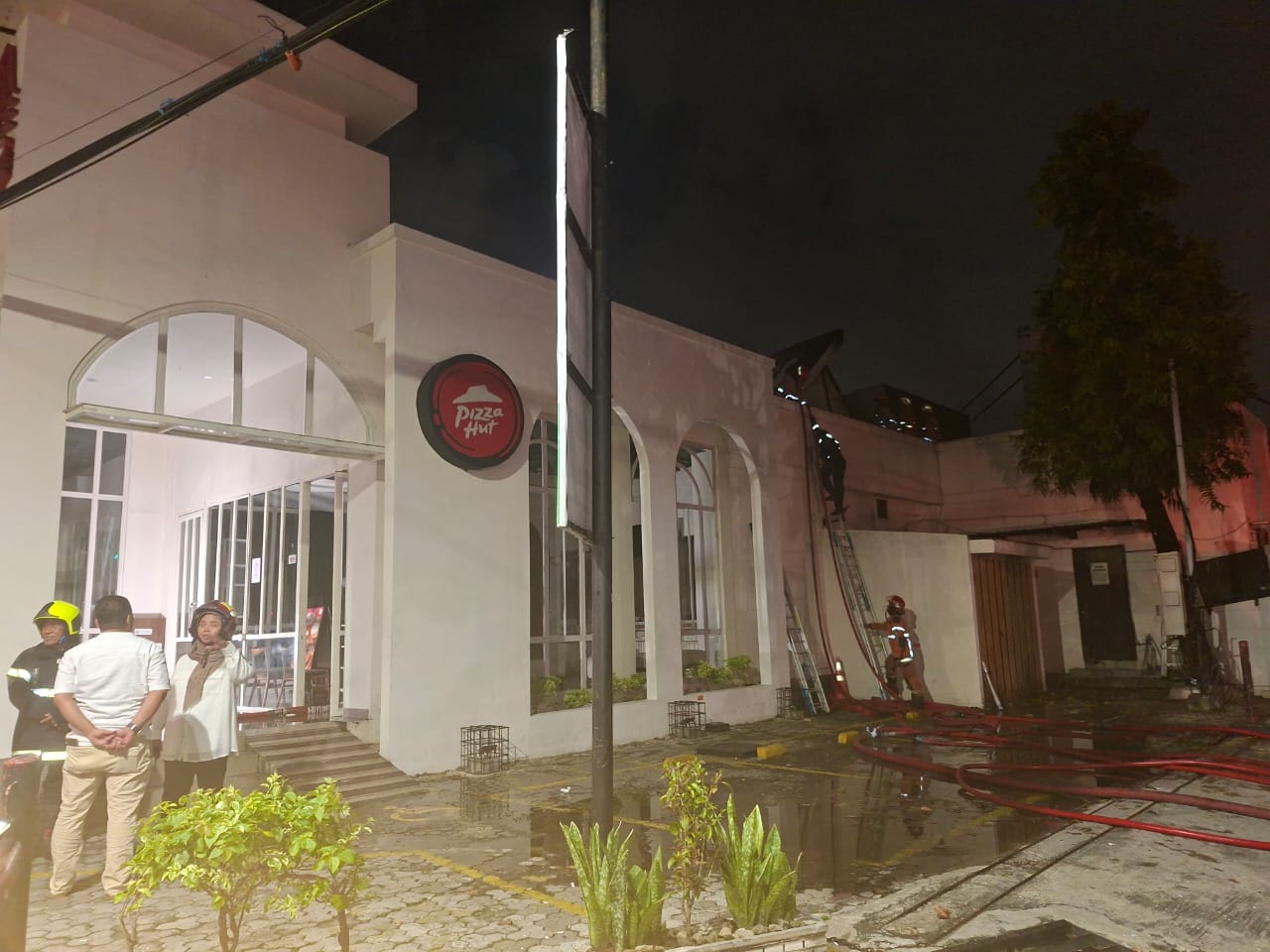 PEMADAMAN : Petugas DPKP Surabaya saat memadamkan api yang membakar restoran Pizza Hut di Jalan Darmo, Surabaya. (MAHRUS/RADAR SURABAYA)