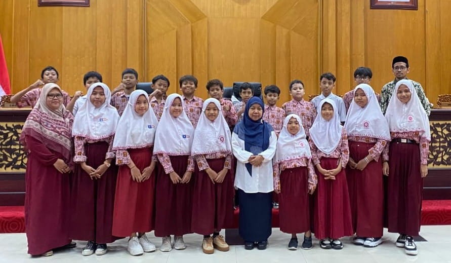 TAMBAH ILMU TENTANG LEGISLATIF: Siswa dan guru SD Muhammadiyah 7 Surabaya saat kunjungan ke DPRD surabaya.