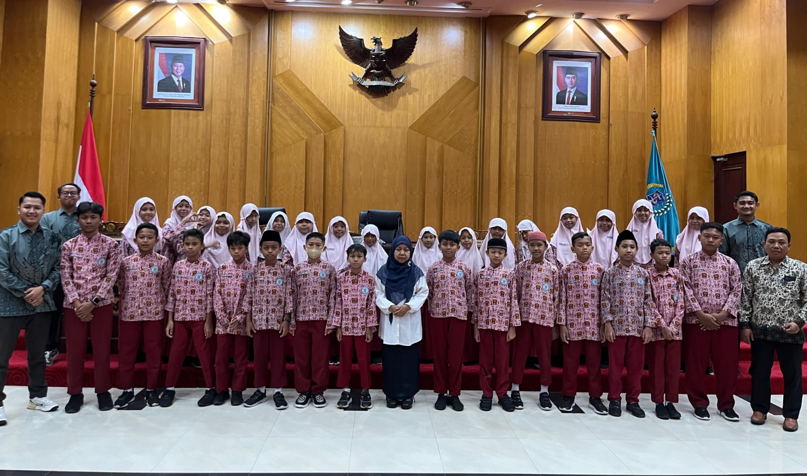 BELAJAR KEPEMIMPINAN: Siswa dan Guru MI Muhammadiyah 28 Surabaya saat kunjungan ke DPRD surabaya.