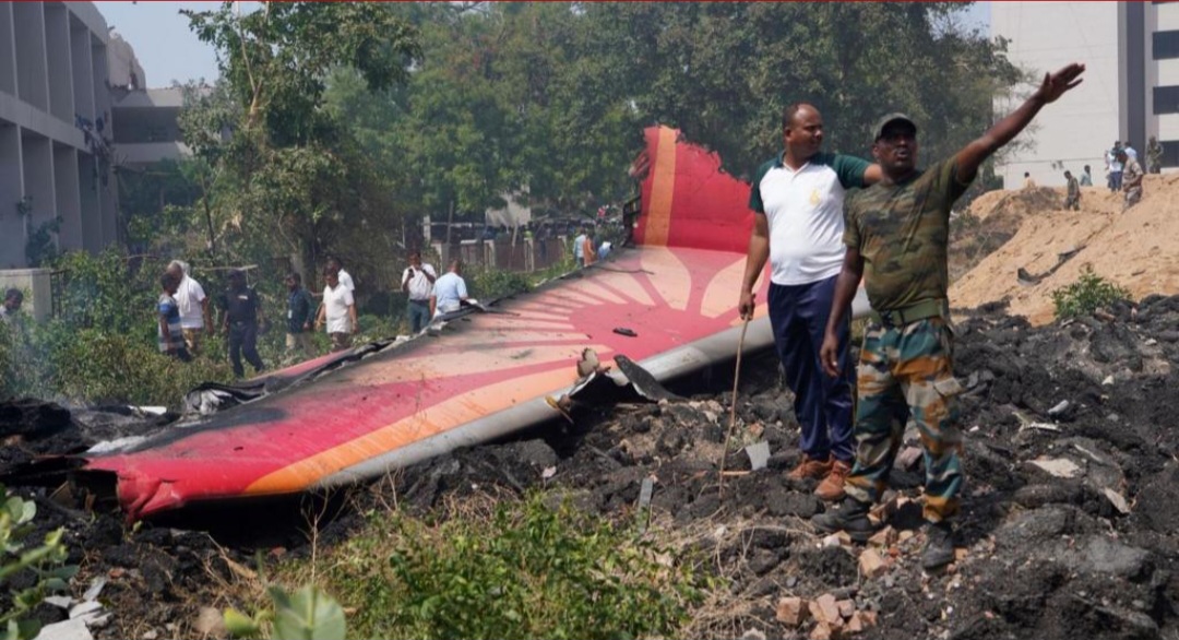 Menurut Air India, terdapat 169 warga negara India, 53 warga Inggris, tujuh warga negara Portugal, dan satu warga Kanada dalam penerbangan tersebut.
