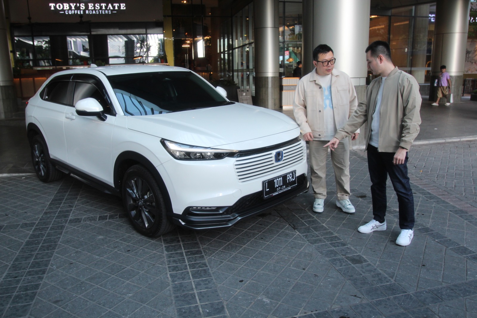 Director HSC Wendy Miharja bersama Area Dealer Development Manager HSC Calvin saat melihat mobil Honda MSUV di Pakuwon City Mall Surabaya.