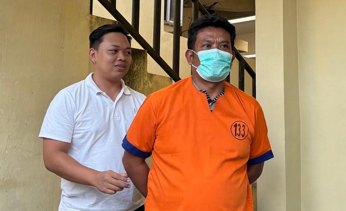 Ditangkap : Polisi menggelandang ayah Farel Prayoga penyanyi cilik asal Banyuwangi.
