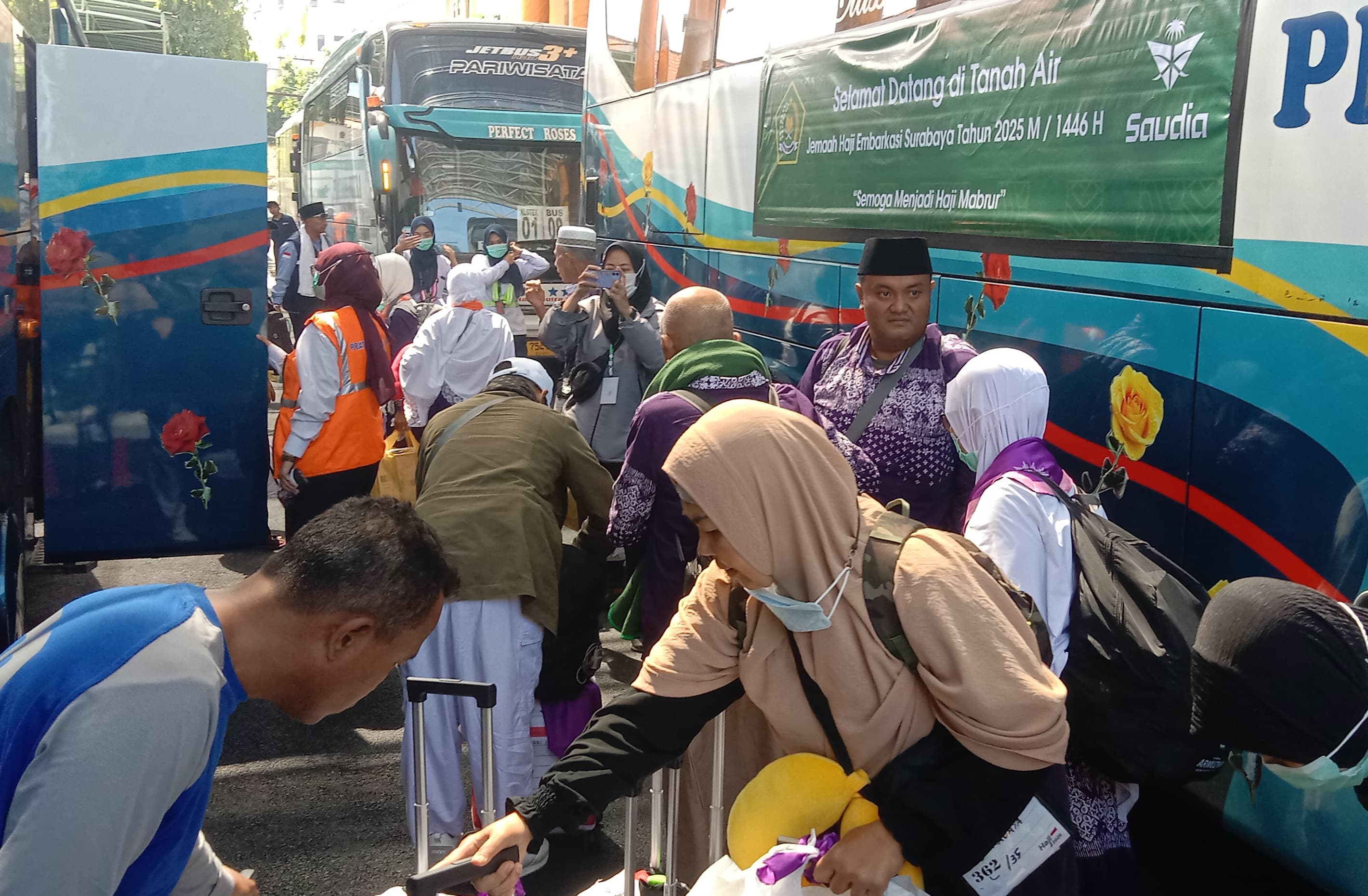 SELAMAT: Para jemaah haji kloter 1 yang terdiri dari Tulungagung dan Surabaya saat tiba dengan selamat di Asrama Haji Surabaya, Kamis (12/6) siang.