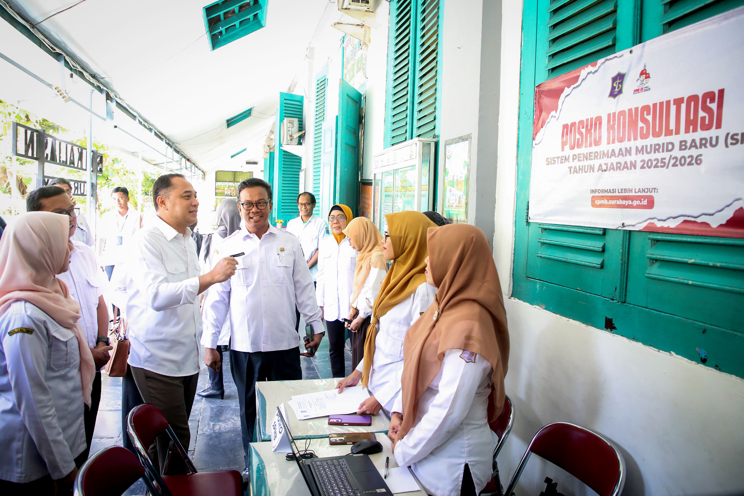 Wali Kota Surabaya Eri Cahyadi saat meninjau posko SPMB di salah satu sekolah di Surabaya, Rabu (11/6/2025).