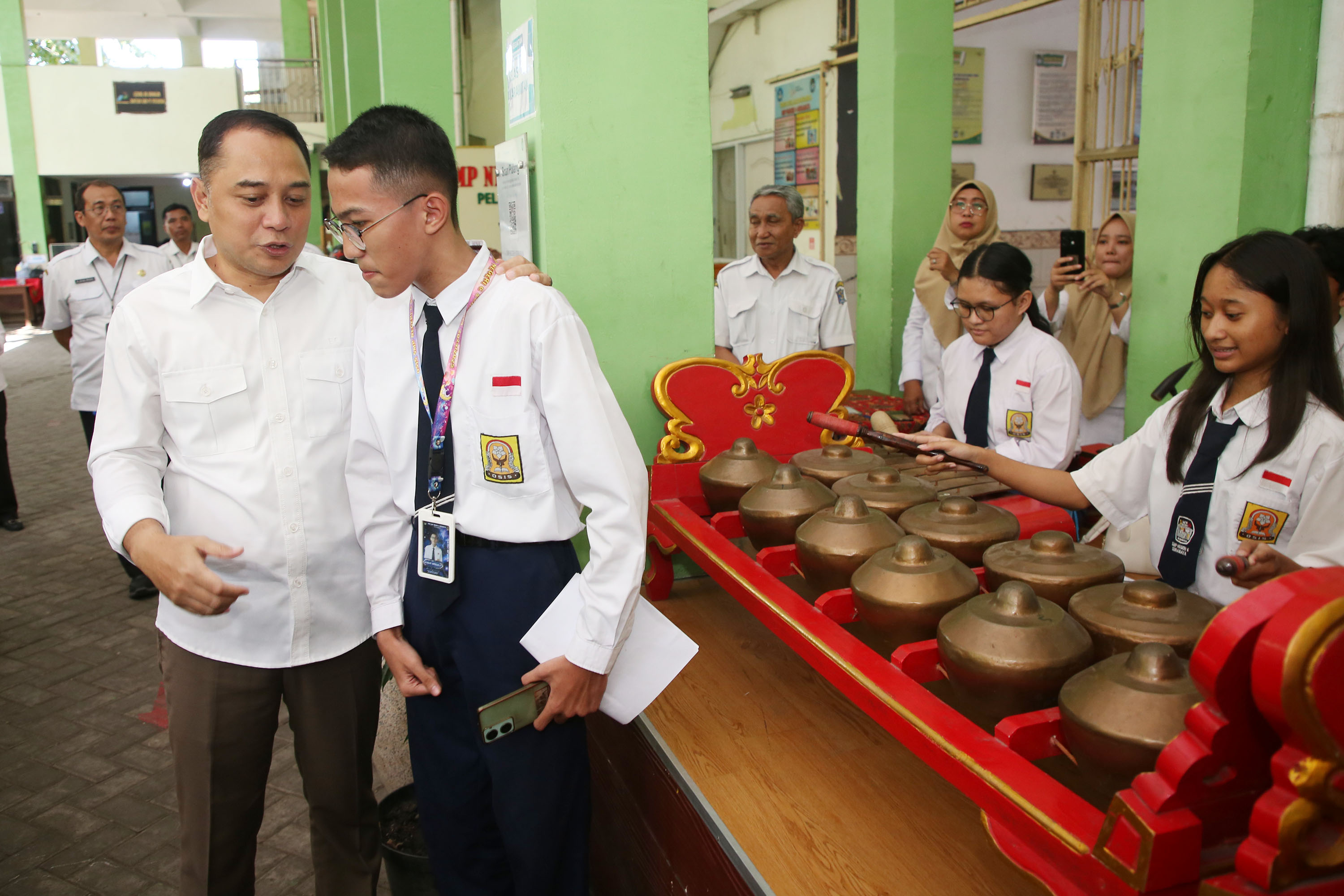 Wali Kota Surabaya Eri Cahyadi berdialog dengan siswa saat meninjau kegiatan pembelajaran di salah satu sekolah di Surabaya, Rabu (11/6/2025).