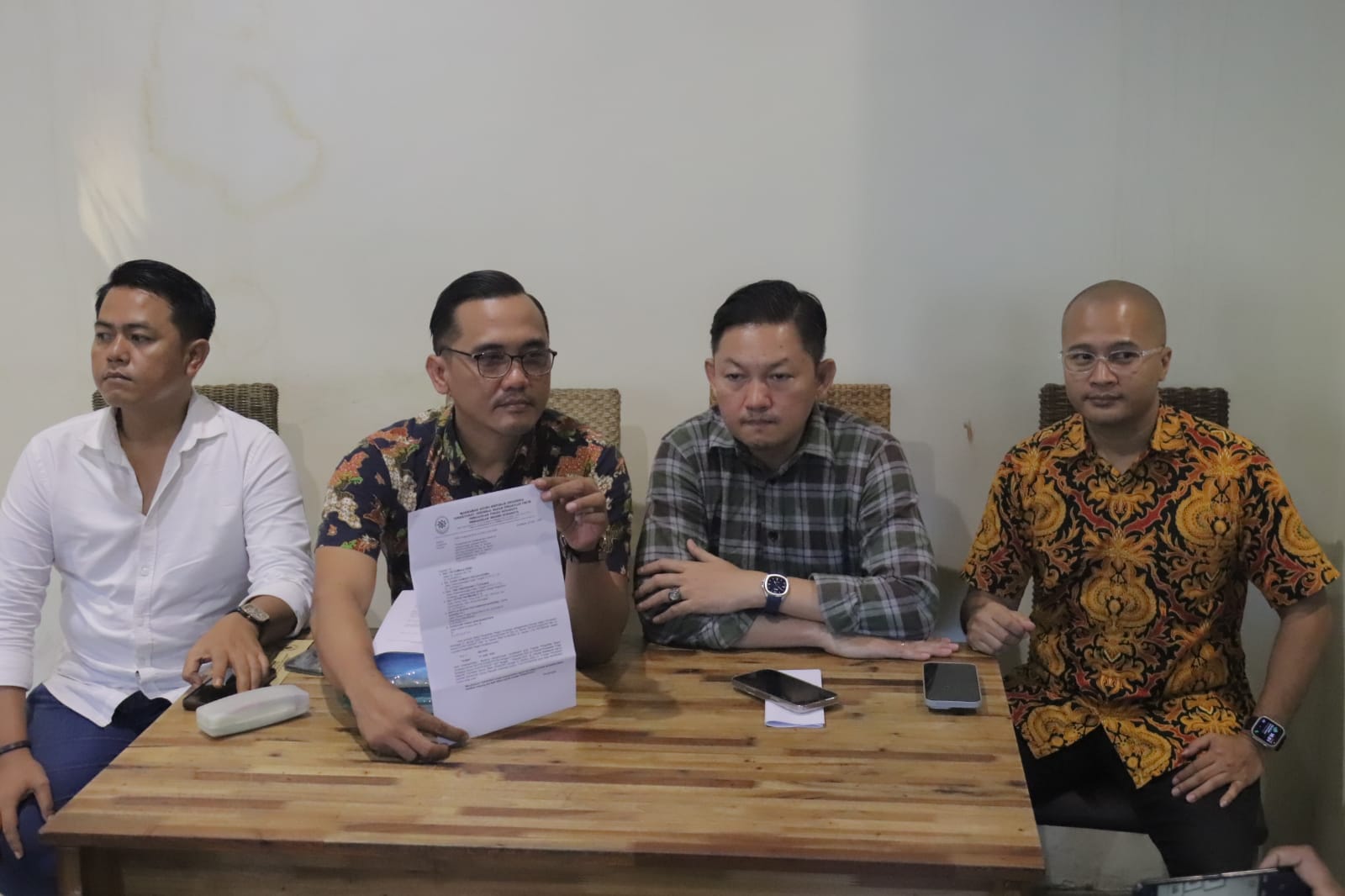 KEJELASAN : Tim kuasa hukum pemohon meminta PN Surabaya segera mengeksekusi rumah di Jalan Dr Soetomo, Surabaya. (SURYANTO/RADAR SURABAYA)