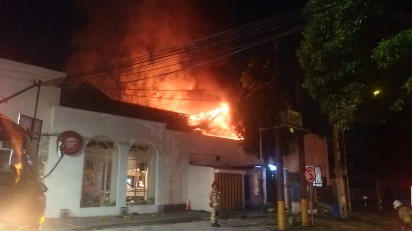 MENYALA : Kebakaran restoran Pizza Hut di Jalan Darmo, Surabaya, api diduga berasal dari atap. (IST/RADAR SURABAYA)