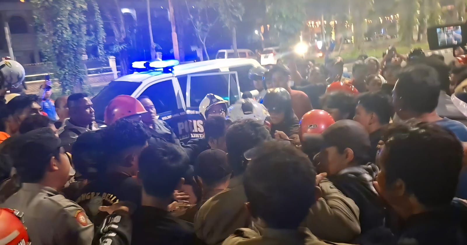 BERKERUMUN : Pelaku curanmor beraksi di lokasi kebakaran Pizza Hut di Jalan Darmo, Surabaya. Ia akhirnya dihajar massa di lokasi. (MAHRUS/RADAR SURABAYA)