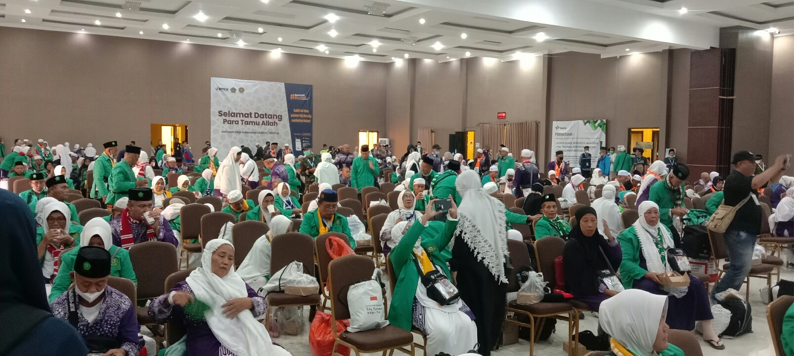 Jemaah haji asal embarkasi Surabaya. (Rahmat Sudrajat/Radar Surabaya)