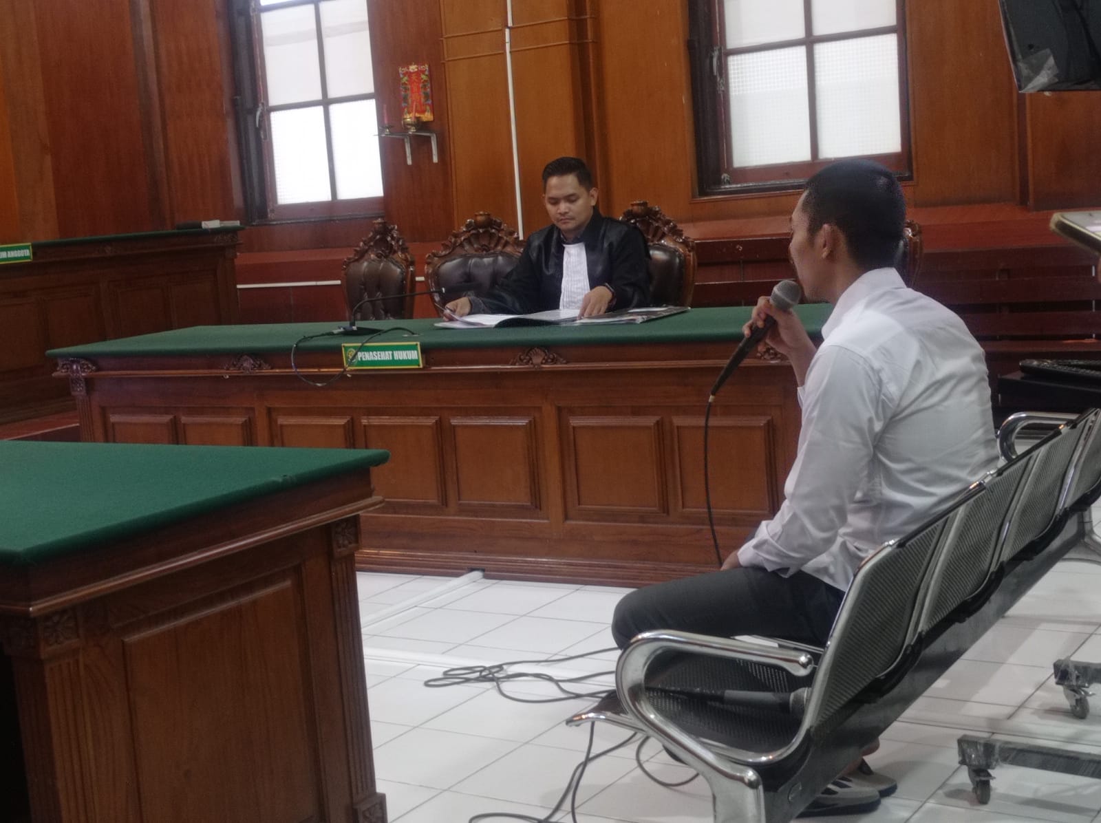 SAKSI : Terdakwa saat menjalani sidang di PN Surabaya. Ia tega tipu Mantan Pacar Rp 1,2 miliar, ngaku iku proyek catut nama politisi. (SURYANTO/RADAR SURABAYA)