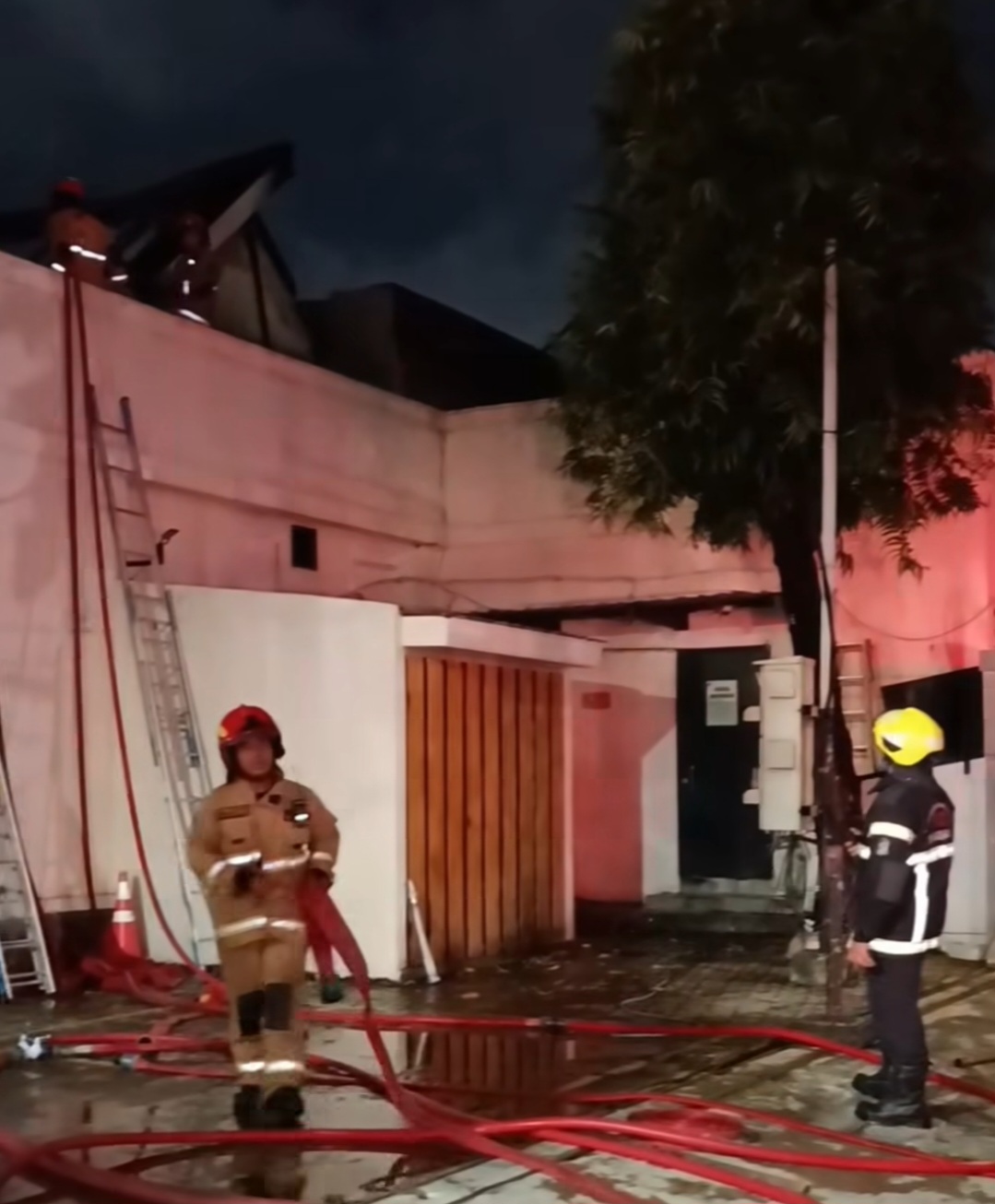 Pembahasan : Petugas Damkar Kota Surabaya melakukan pembasahan kebakaran restoran Pizza Hut Jalan Darmo Surabaya.