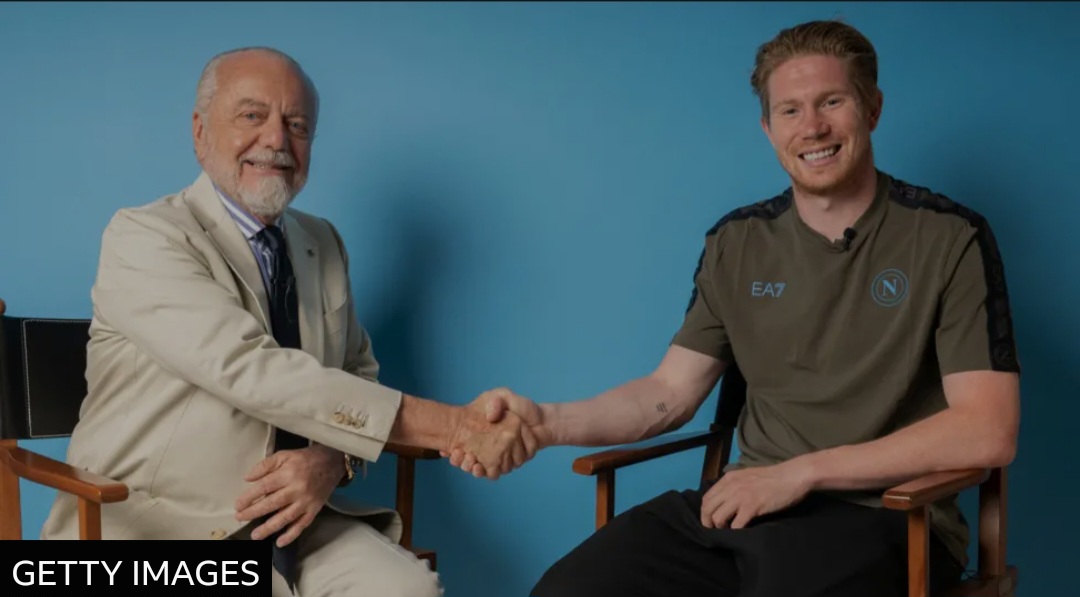 Kevin De Bruyne bersama Presiden Napoli Aurelio de Laurentiis.