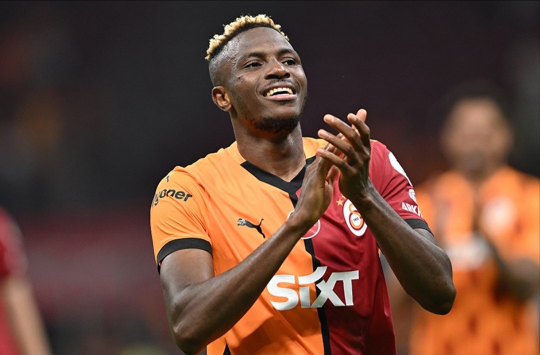 Victor Osimhen striker haus gol yang terbelenggu kontrak buruk.