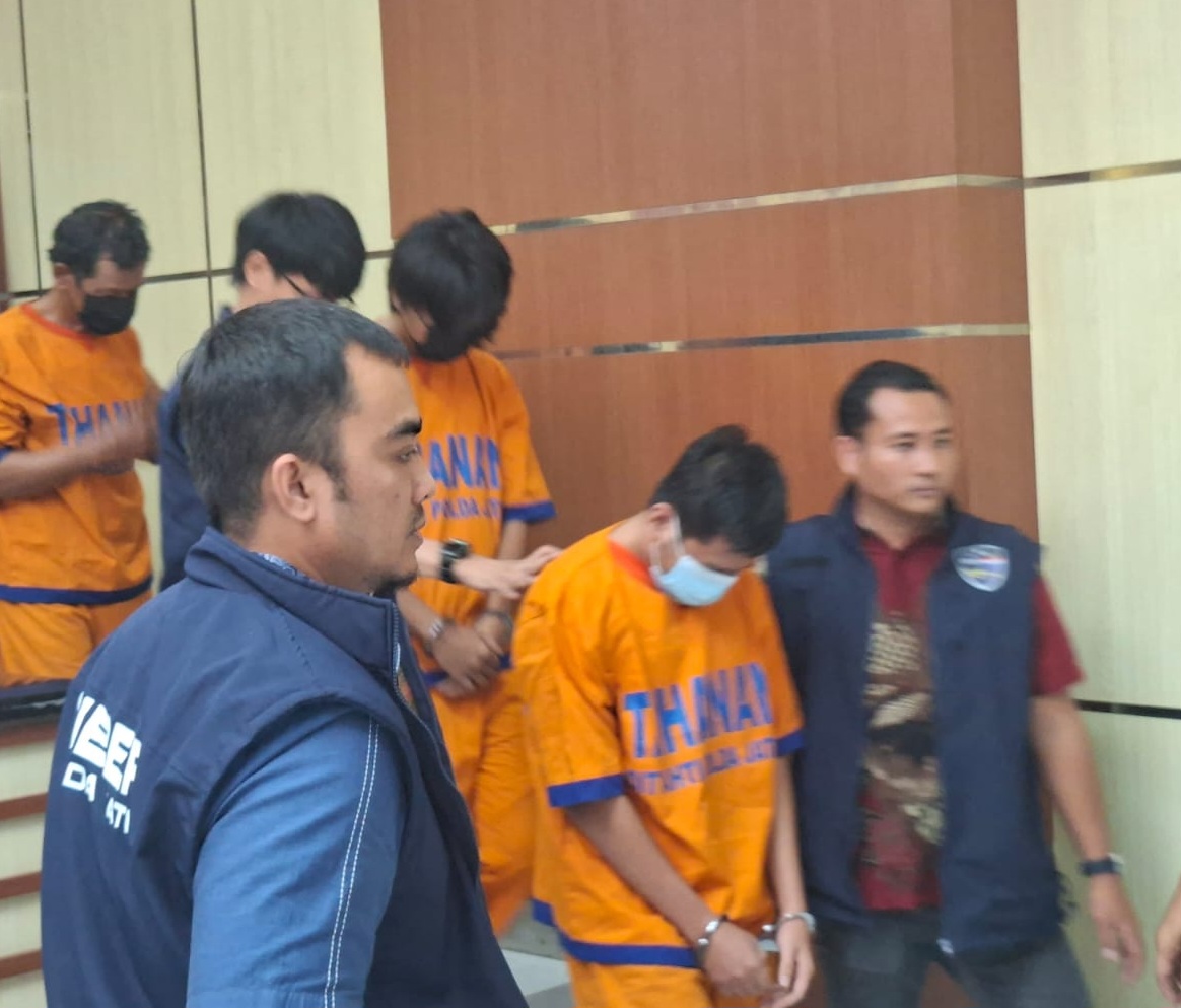 DIAMANKAN : Pemuda asal Magelang ditangkap Polda Jatim usai menyebar video asusila mantan pacarnya. (MAHRUS/RADAR SURABAYA)