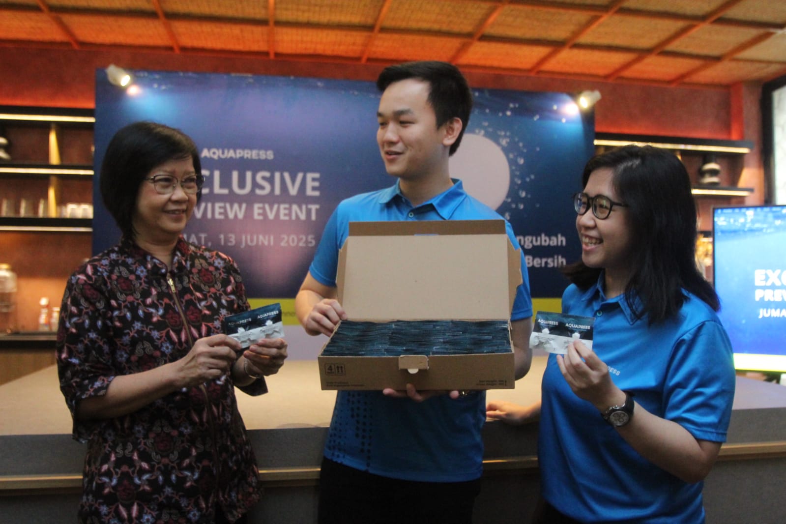 TABLET AJAIB: Dari Kiri: Prof. Lieke Riadi, Ph.D, Joshua Widodo dan Evi Pringgodigdo menjelaskan keunggulan tablet ajaib, Aquapress yang mulai dipasarkan di Indonesia.