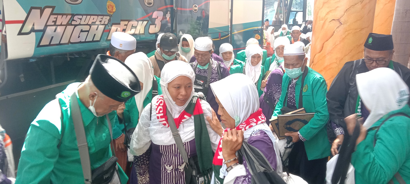 Jemaah haji Debarkasi Surabaya saat tiba di Asrama Haji.