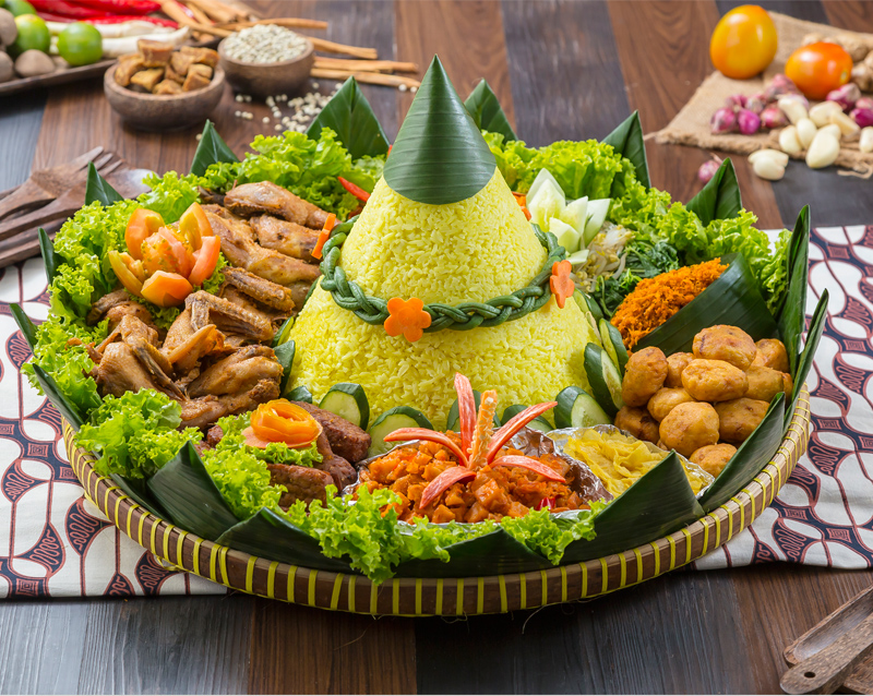 Tumpeng kerap hadir dalam setiap momen perayaan, dari syukuran hingga ritual adat.