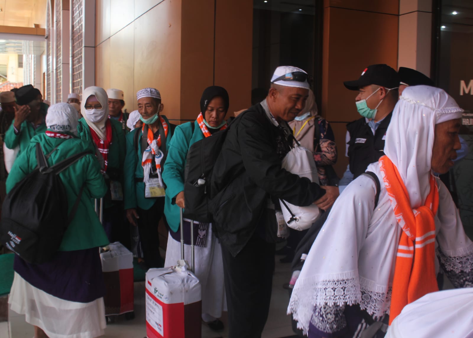 SELAMAT: Jemaah haji dari berbagai daerah di Jawa Timur telah tiba di Asrama Haji Debarkasi Surabaya sebanyak 3.028 orang hingga Sabtu (14/6).
