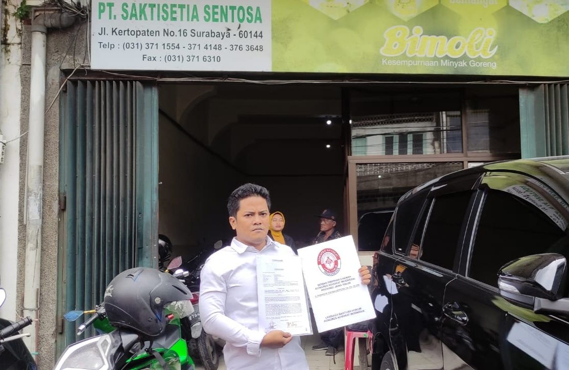 PENAHANAN IJAZAH: M. Kholil, kuasa hukum korban eks karyawan distributor makanan saat hendak melakukan mediasi dengan perusahaan terkait kasus penahanan ijazah kliennya